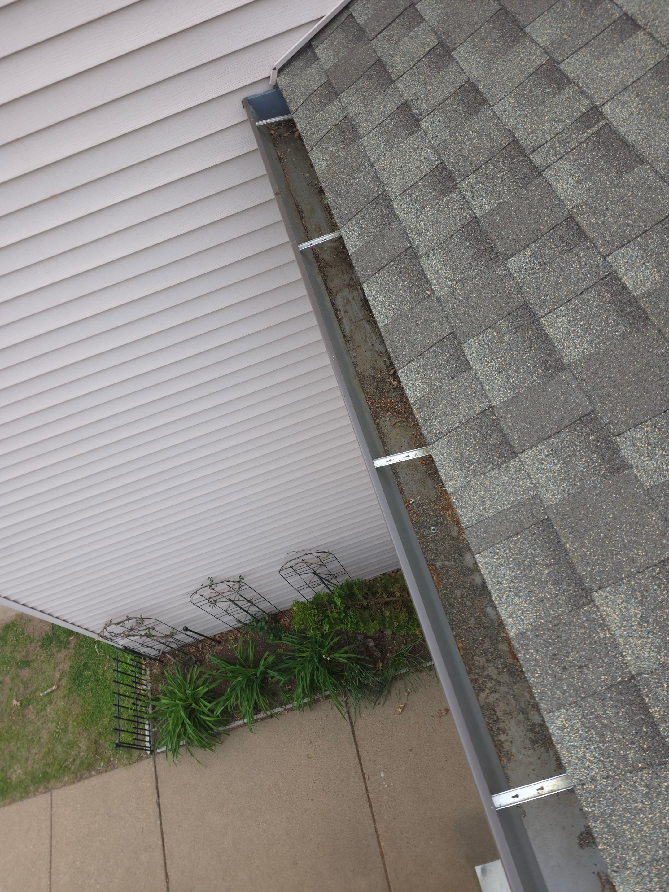 HOA gutter cleaning after photo.