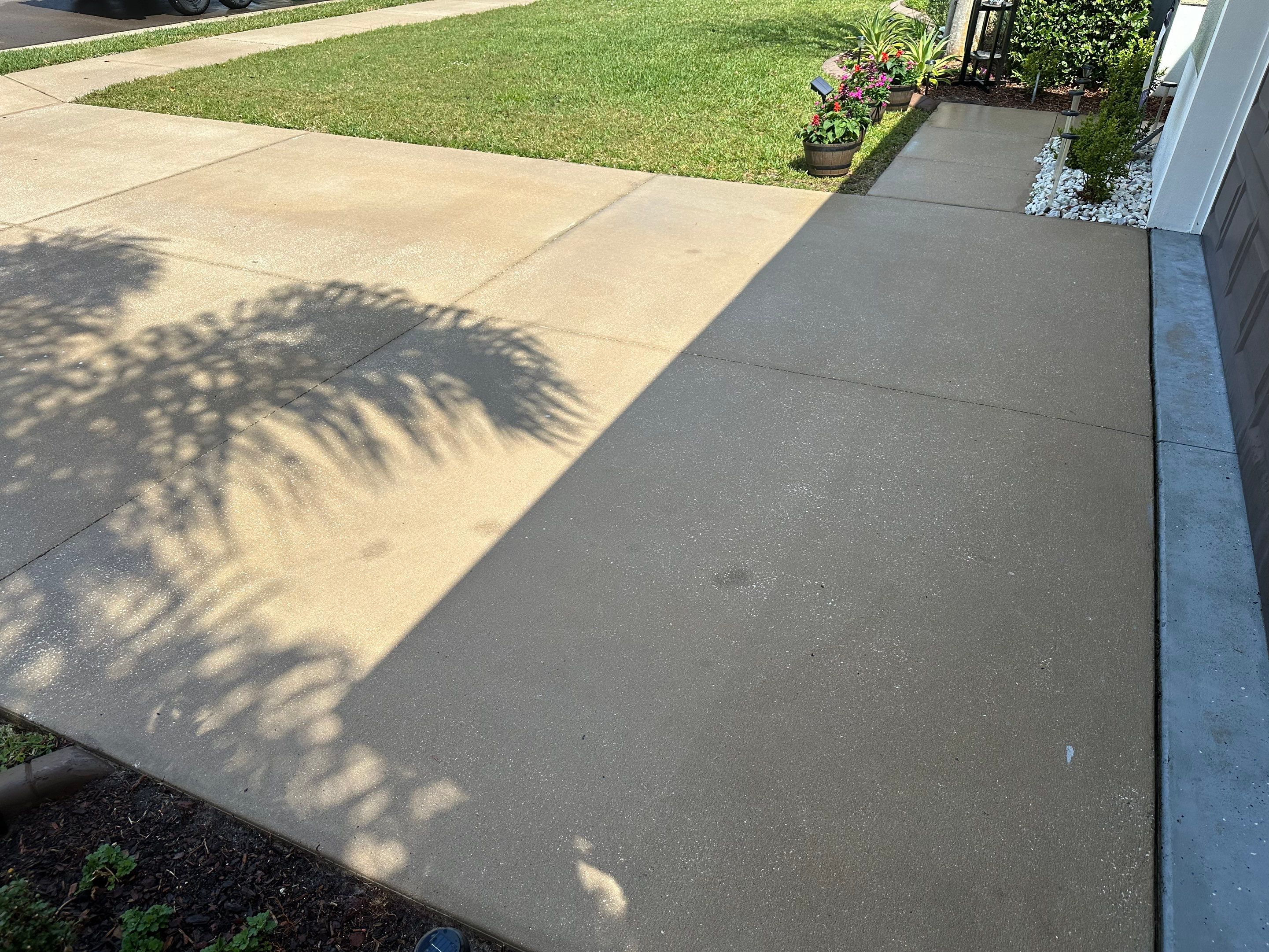 Driveway Cleaning in River Plantation Community, Parrish, FL by Sunshine AquaWash
