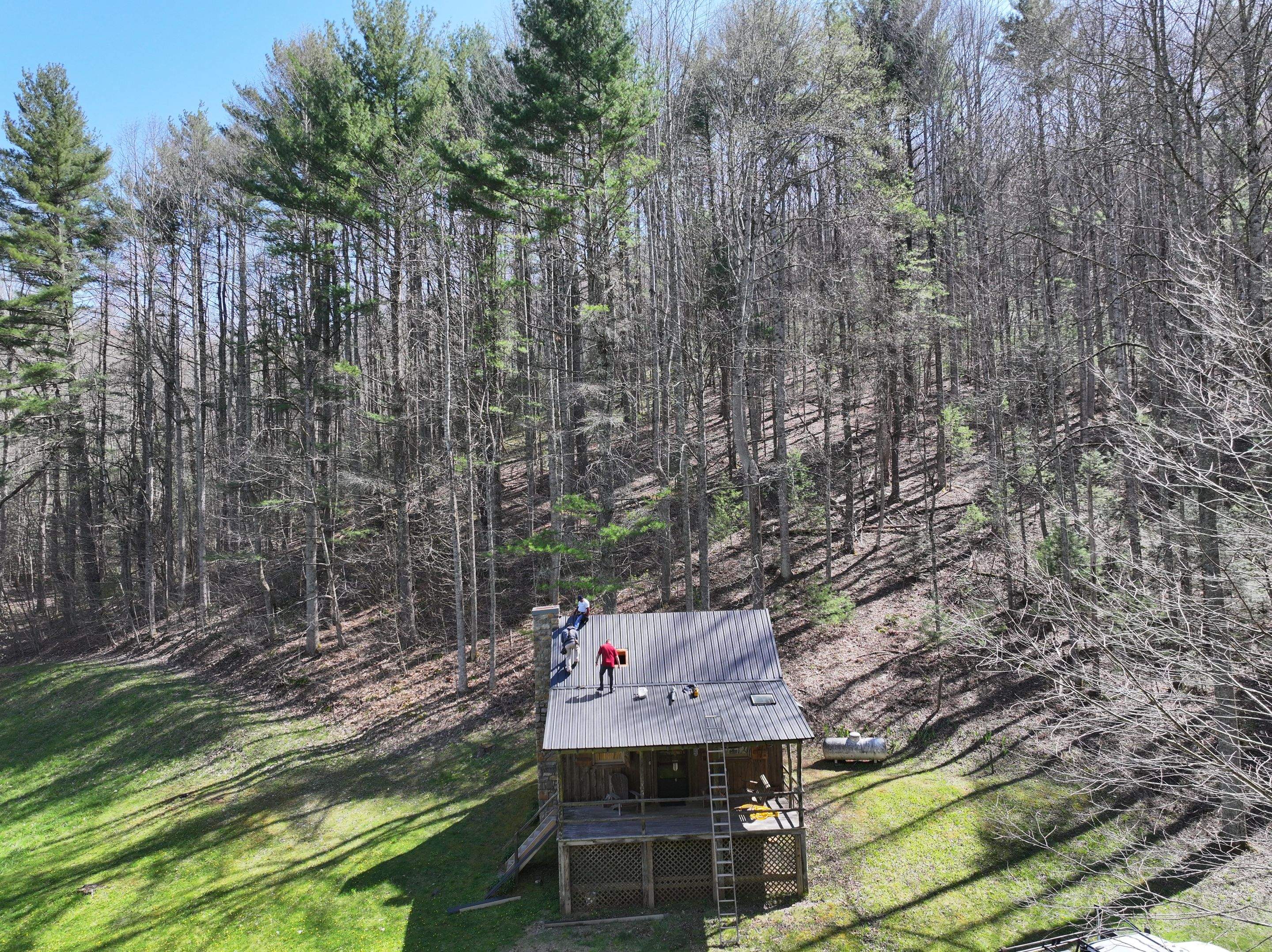 Sluder Cabin by Omnia Roofing