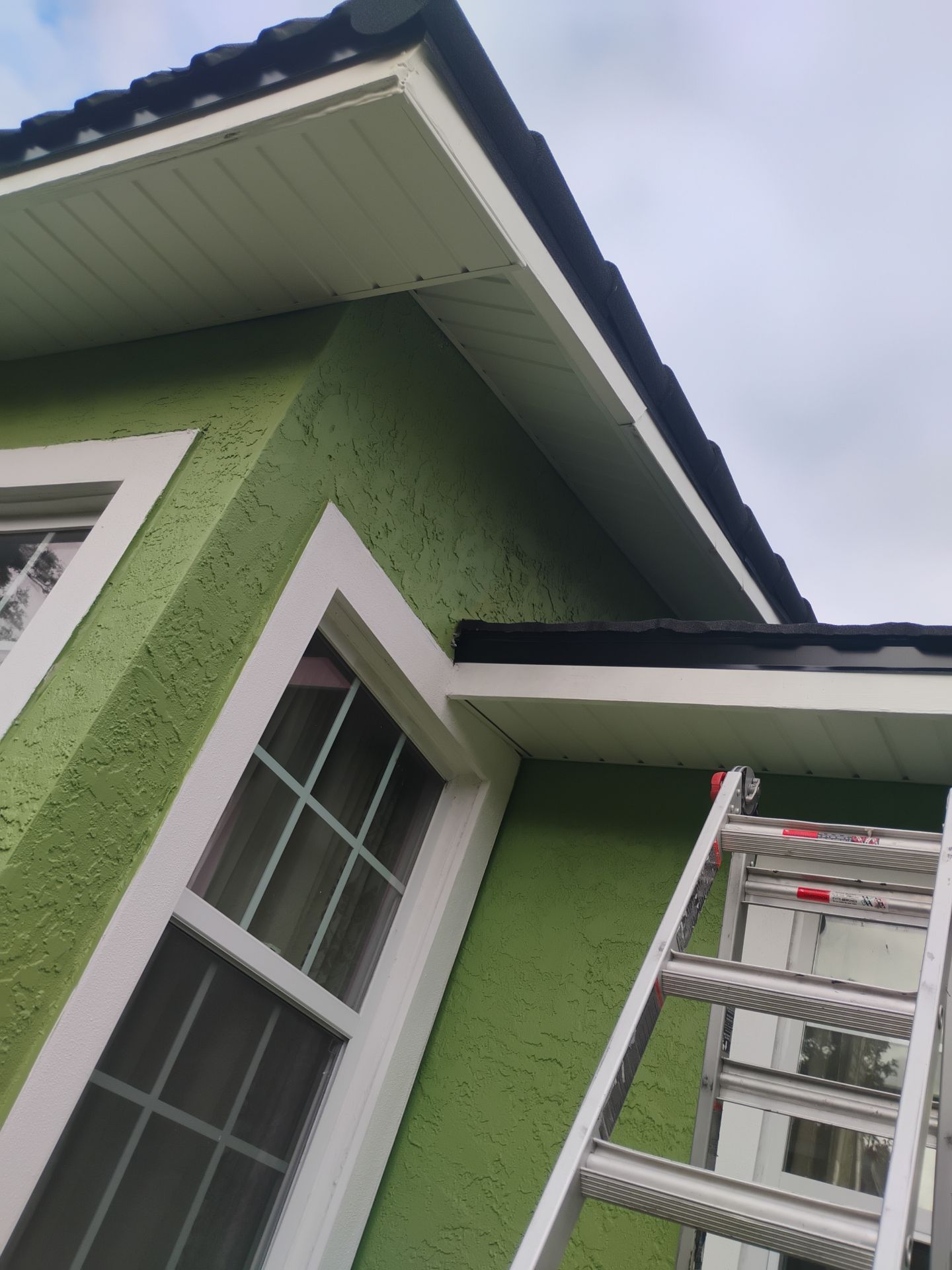 White Aluminum Soffit and Fascia in St.Petersburg FL by Gutter Professors