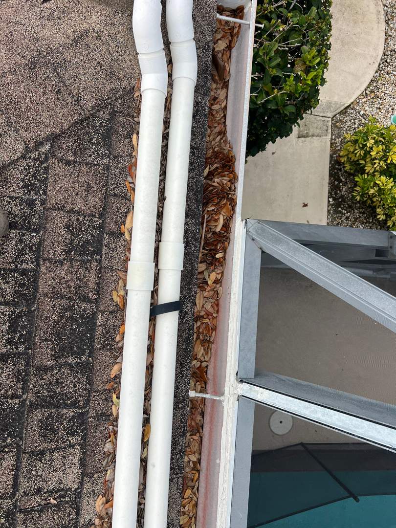 Sarasota gutter cleaning Job with leaf filled at a residential location
