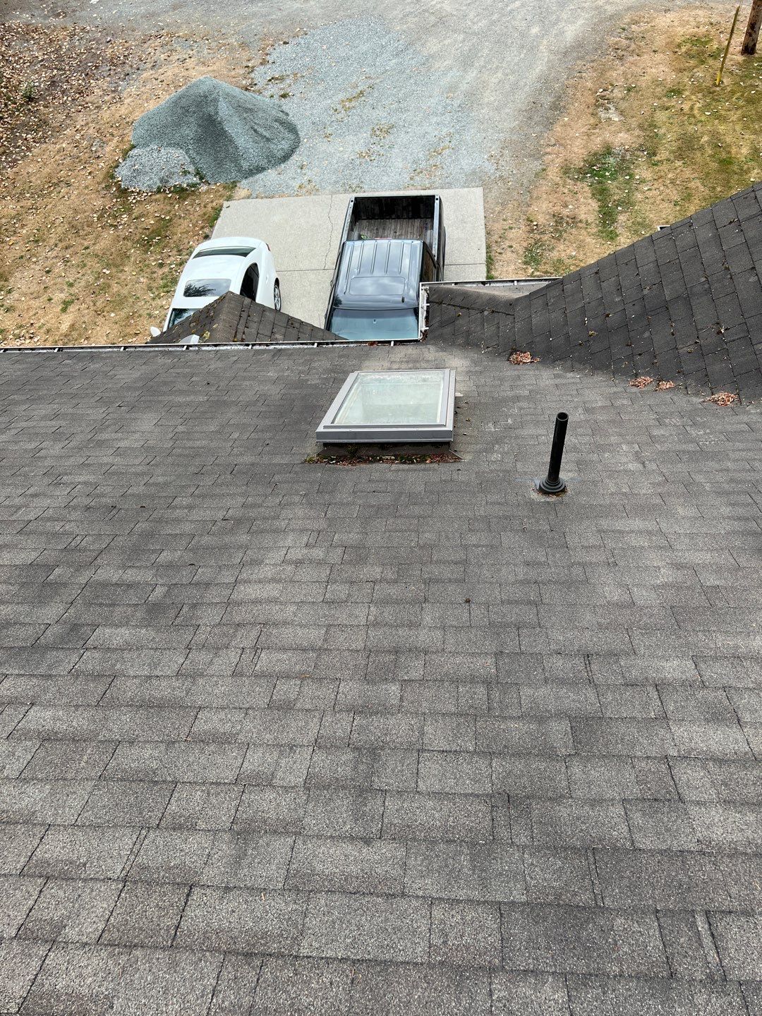 Residential Roofing Installation using OC Oakridge shingles by Top Notch Roofing Inc