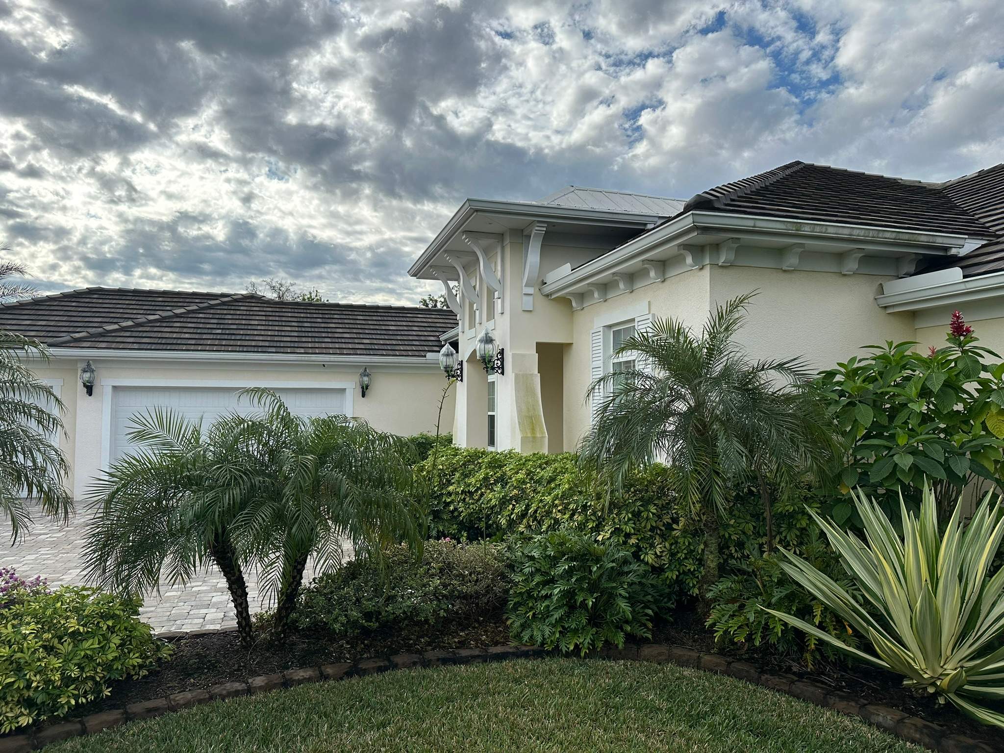House Wash & Pool Screen Enclosure Cleaning in Winding River Community, Bradenton, FL | Sunshine AquaWash by Sunshine AquaWash