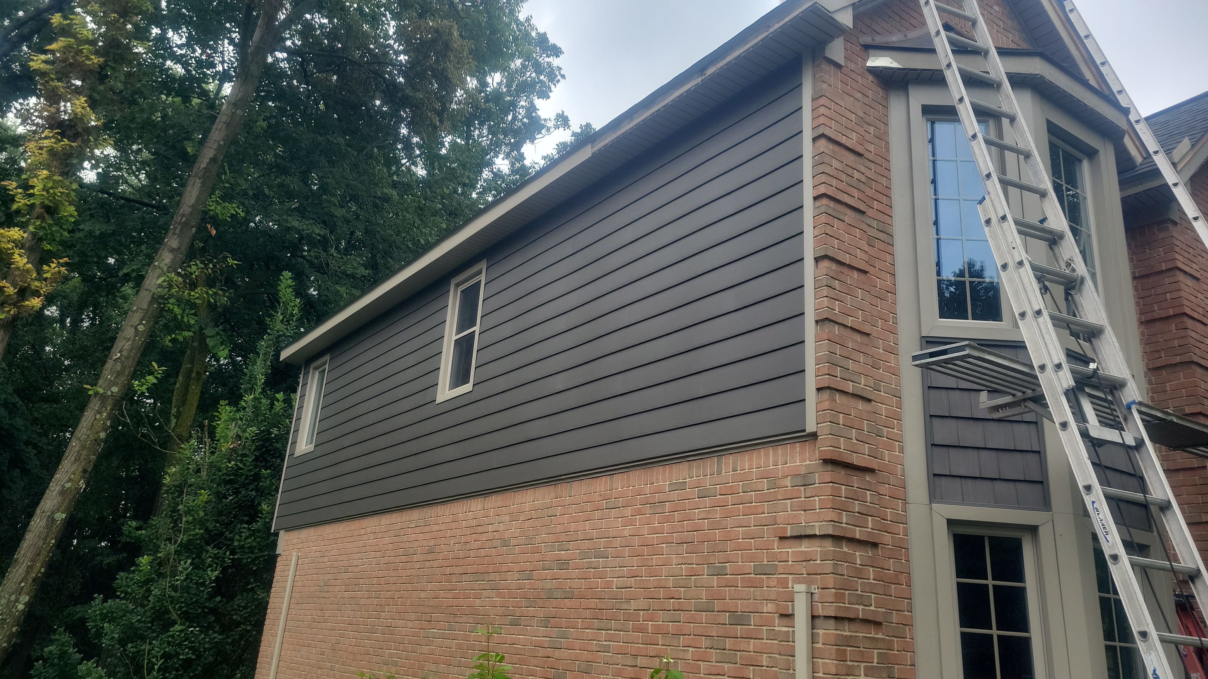 Roof Replacement using Owens Corning Peppercorn and Siding Replacement using Ascend Charcoal Smoke by 180 Contractors