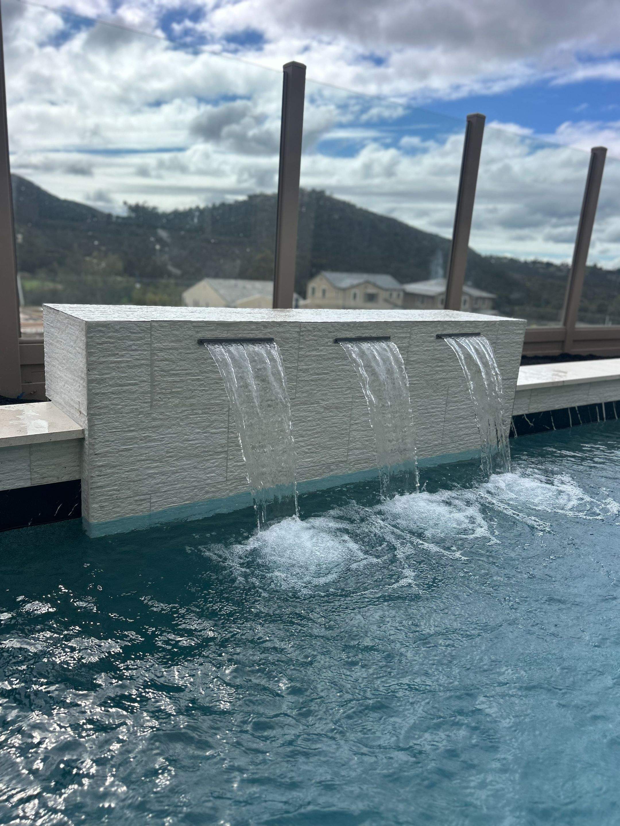 Clean look pool and spa by Premier Pools and Spas Temecula