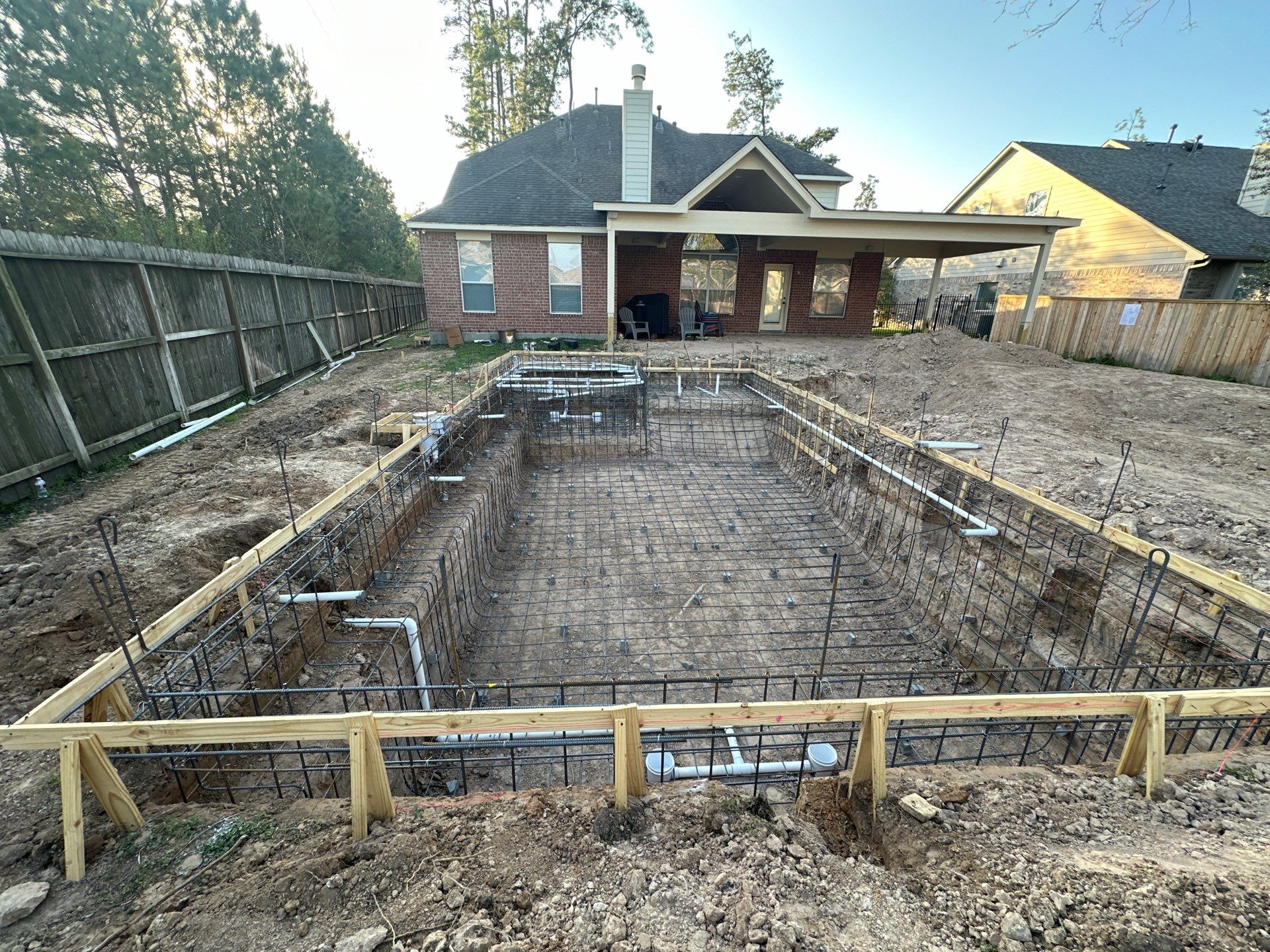 Pool, Patio Cover and Summer Kitchen in Creekside by SophAlx LLC