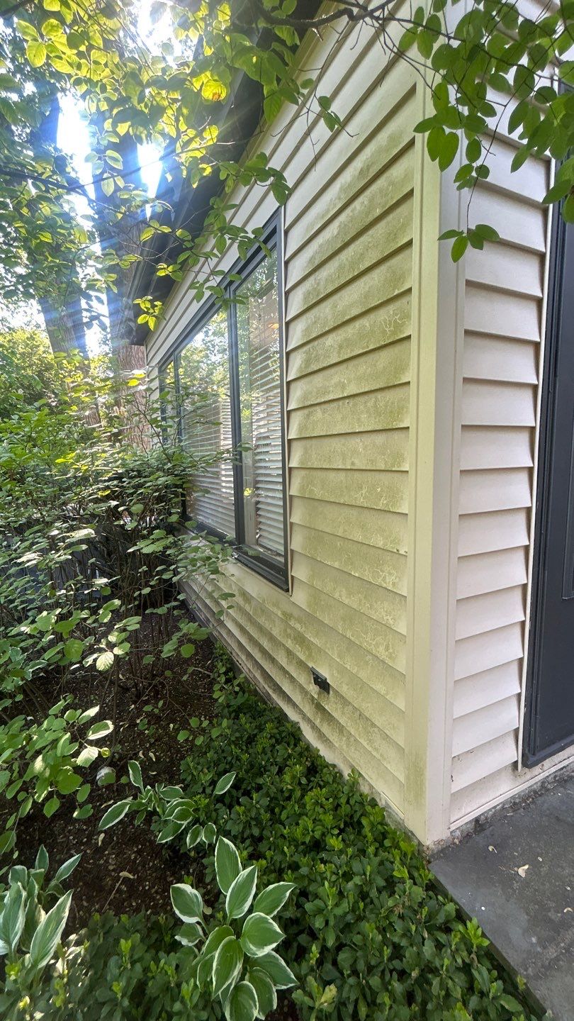 Highland Park,IL House washing  by Northern Power Washing LLC.