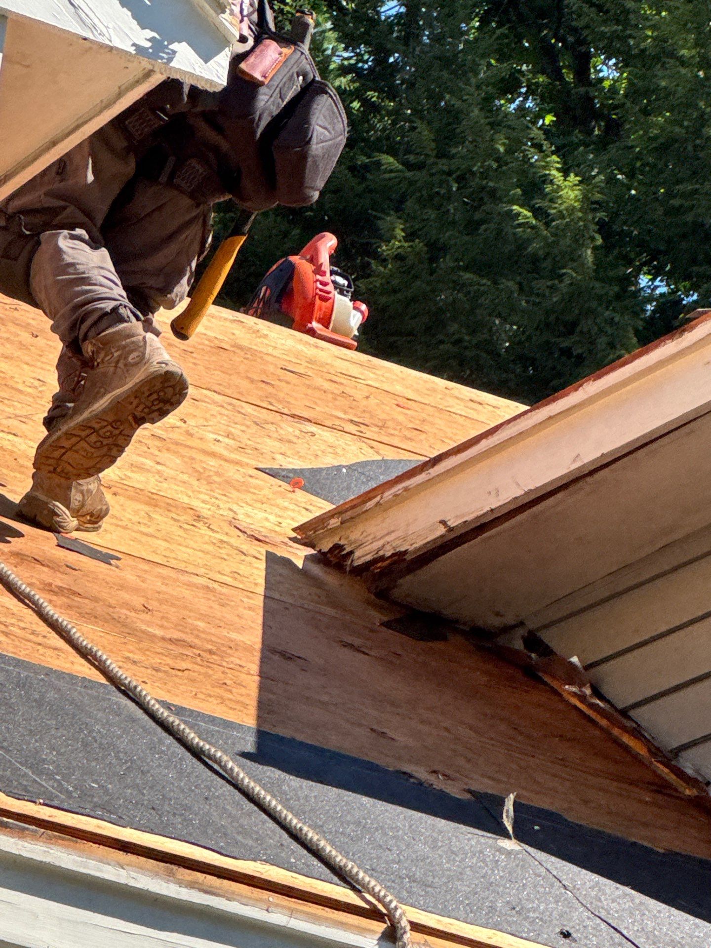 Roof Replacement Near Bedford Village Inn in Bedford, NH | Owens Corning Estate Gray by Compass exteriors