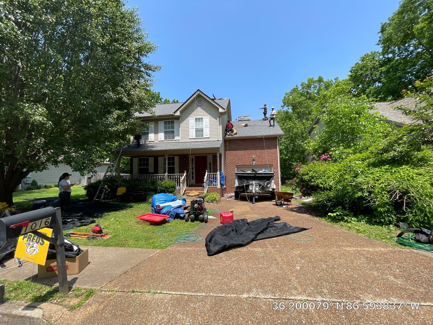 Residential Roofing Installation using Owens Corning Oakridge Roofing System by Undersun Roofing 