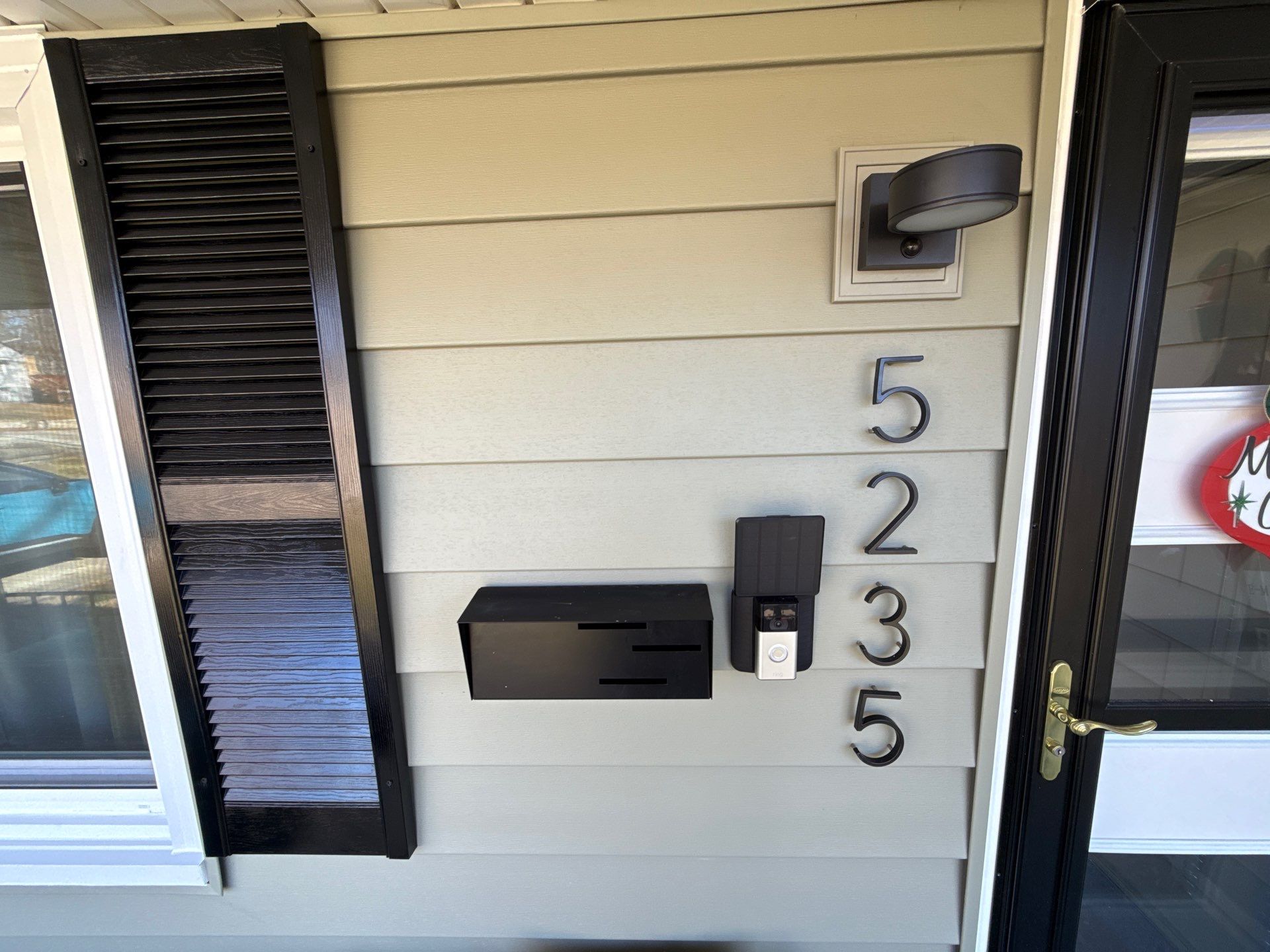 A whole new look for this Gladstone Home by EEC Windows, Siding & Roofing