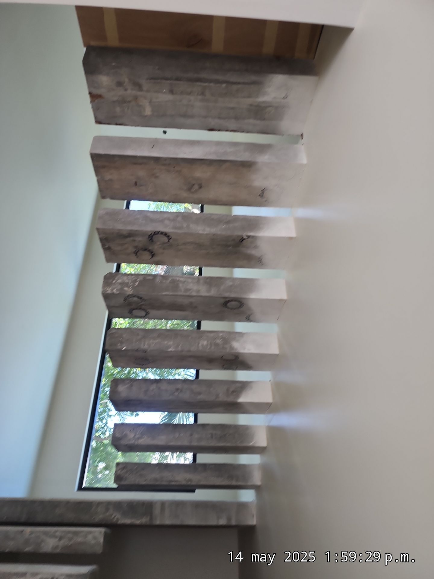 Microtopping over Steps by Seamless Surfaces