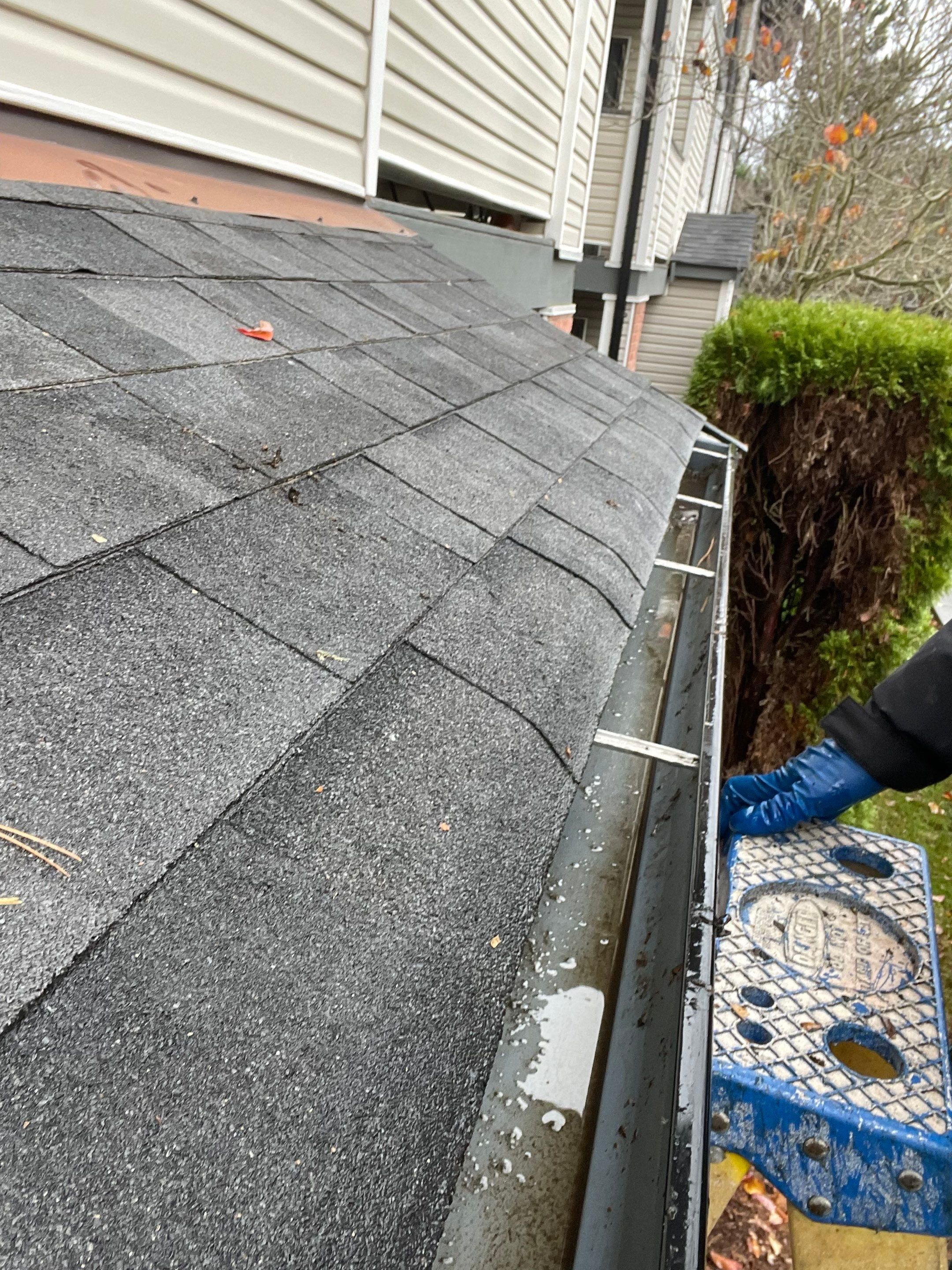 Commercial gutter cleaning Bellingham, WA after photo with clean gutters