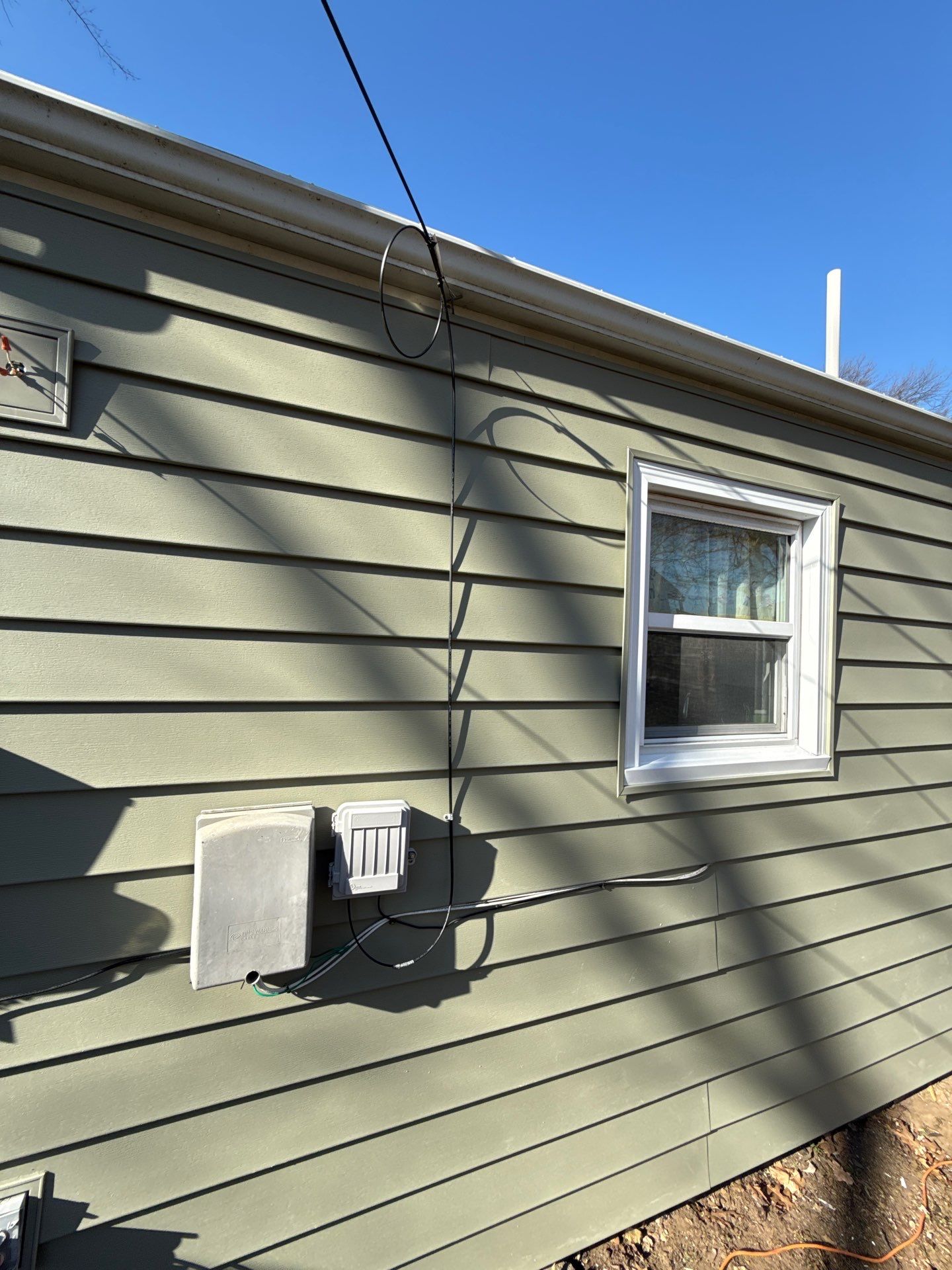 A whole new look for this Gladstone Home by EEC Windows, Siding & Roofing