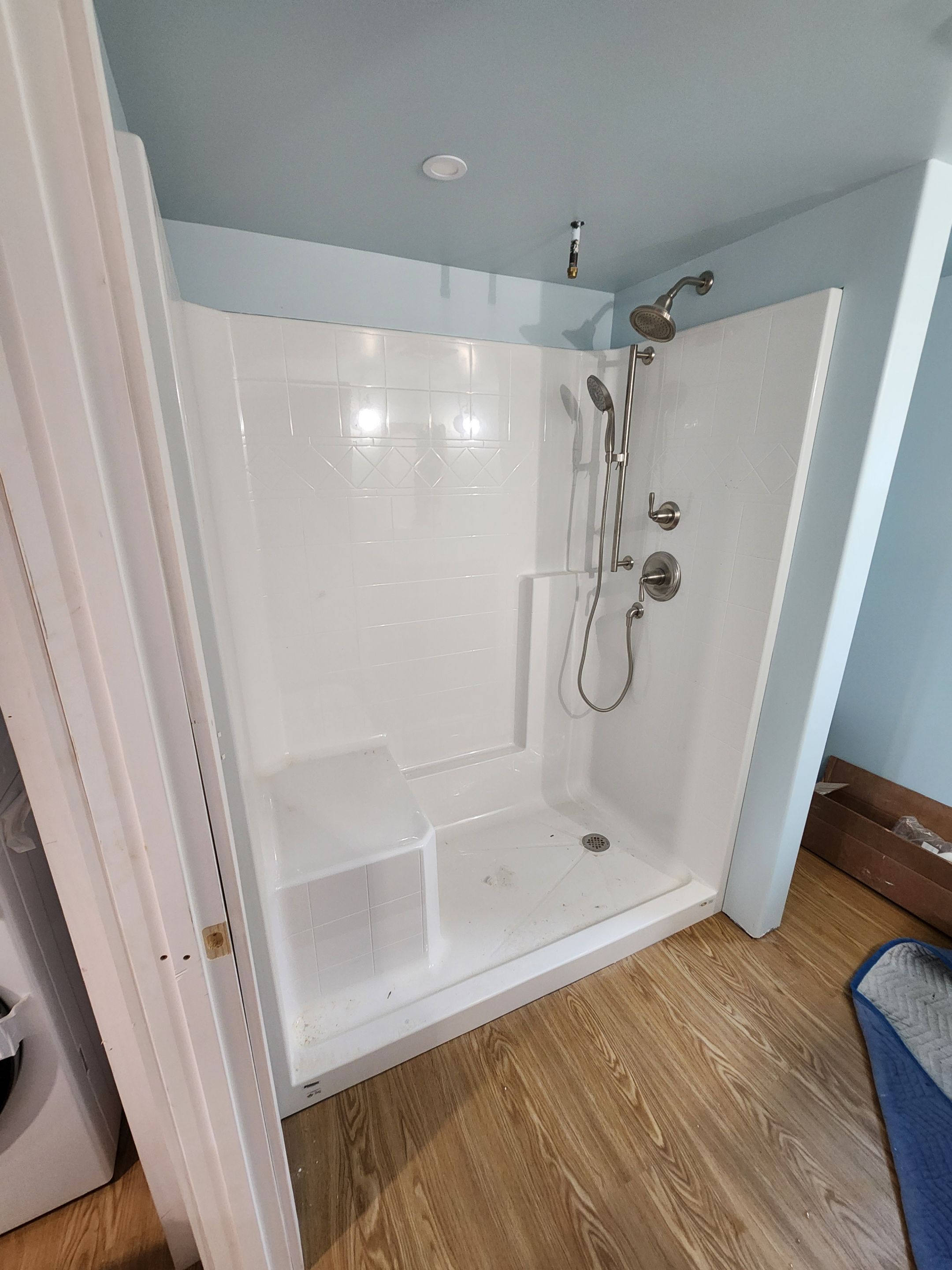 Shower using Alumax Shower by Cheshire Glass Company