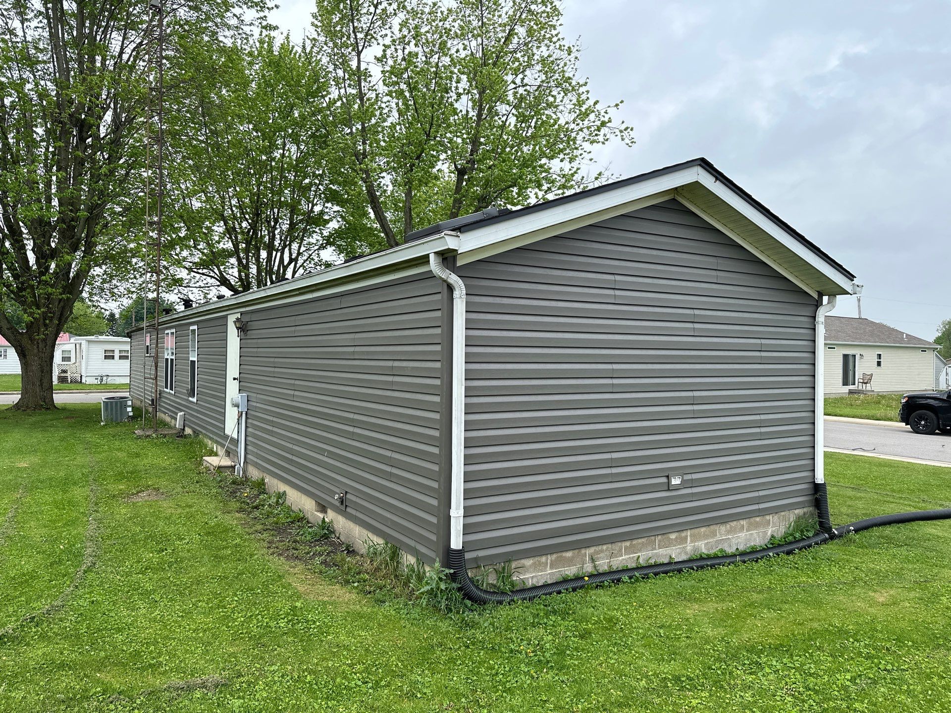 Roof and Siding Replacement using Norandex Cedar Knoll Graphite Siding and Owens Corning Durations in Onyx Black by WIW Enterprises Inc