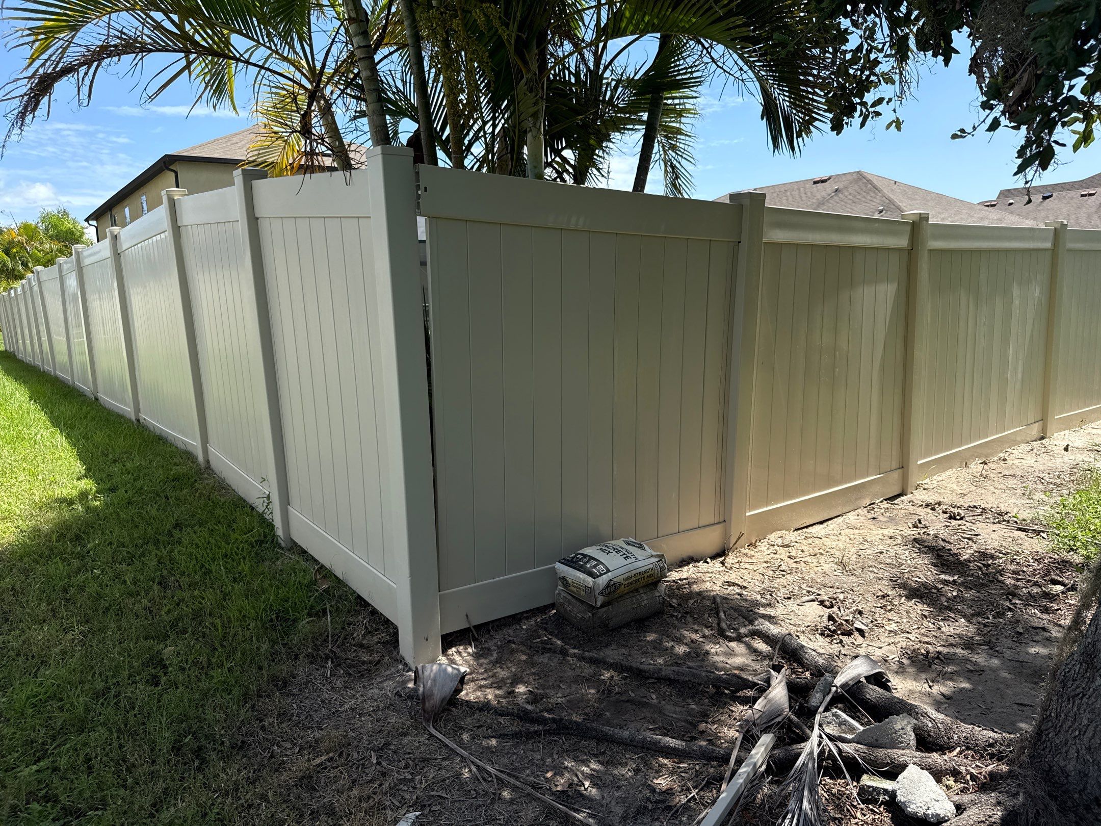 2-Story Stucco House Wash & Tan Vinyl Fence Cleaning | Sheffield Glen Palmetto, FL by Sunshine AquaWash