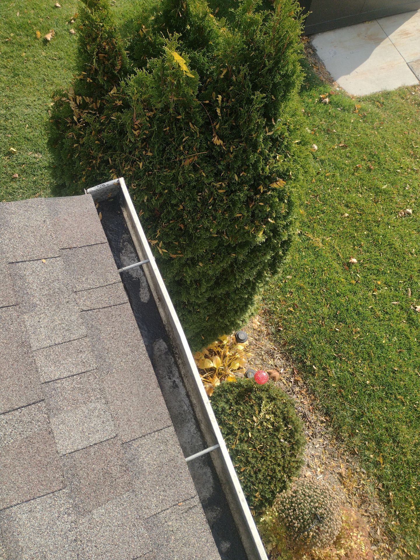 Commercial gutter cleaning Michigan after photo with clean gutters