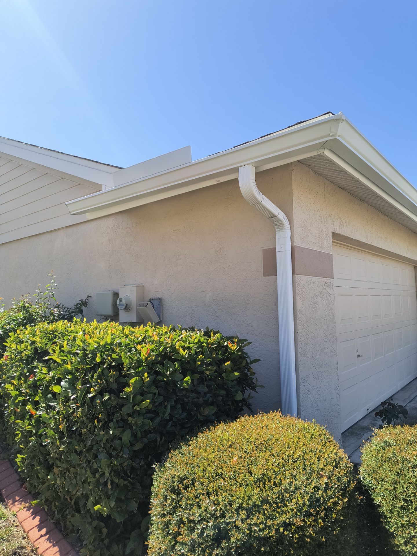 White Seamless Gutters using 6 Inch Seamless Gutters in Sarasota FL by Gutter Professors