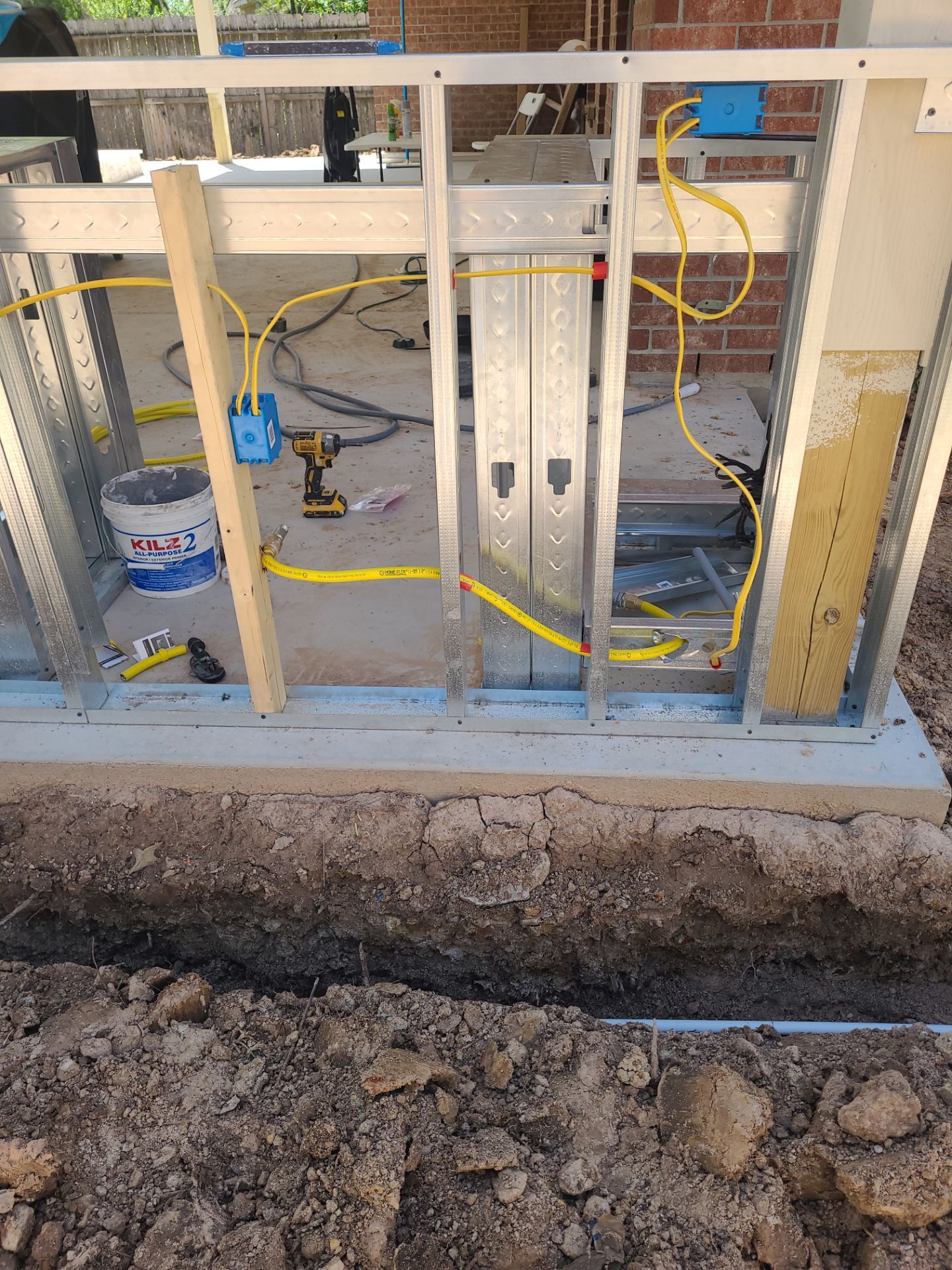 Pool, Patio Cover and Summer Kitchen in Creekside by SophAlx LLC