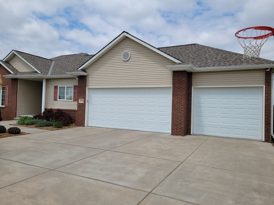 Residential Re-Roof using Landmark Shingles by White Castle Roofing