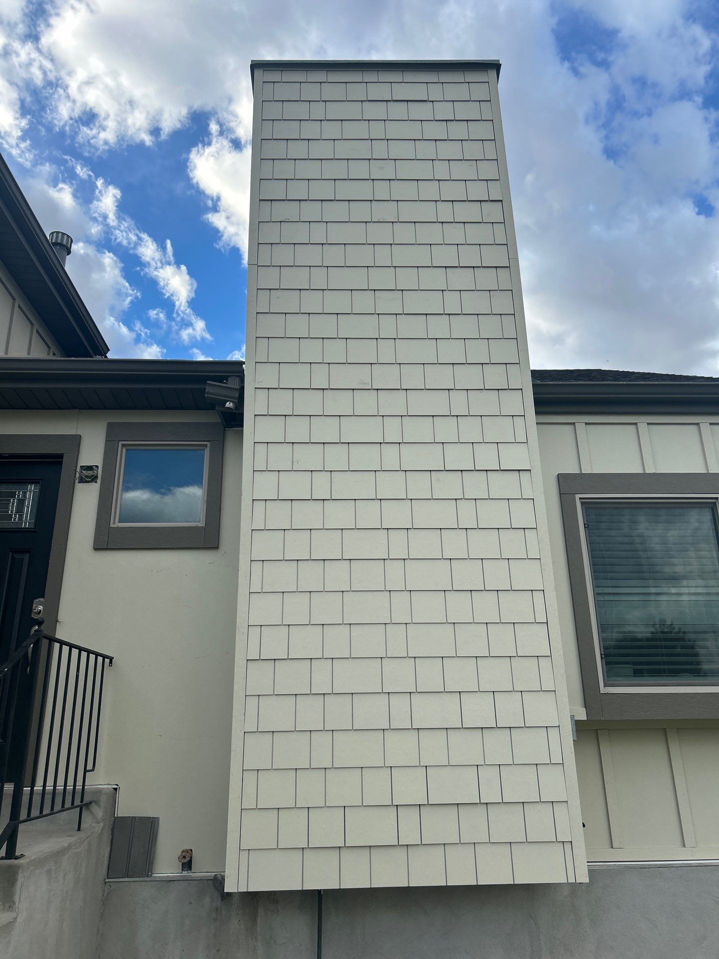 Riverton | Hardie Shingle & B&B Accent | Navajo Beige by Ideal Siding Utah