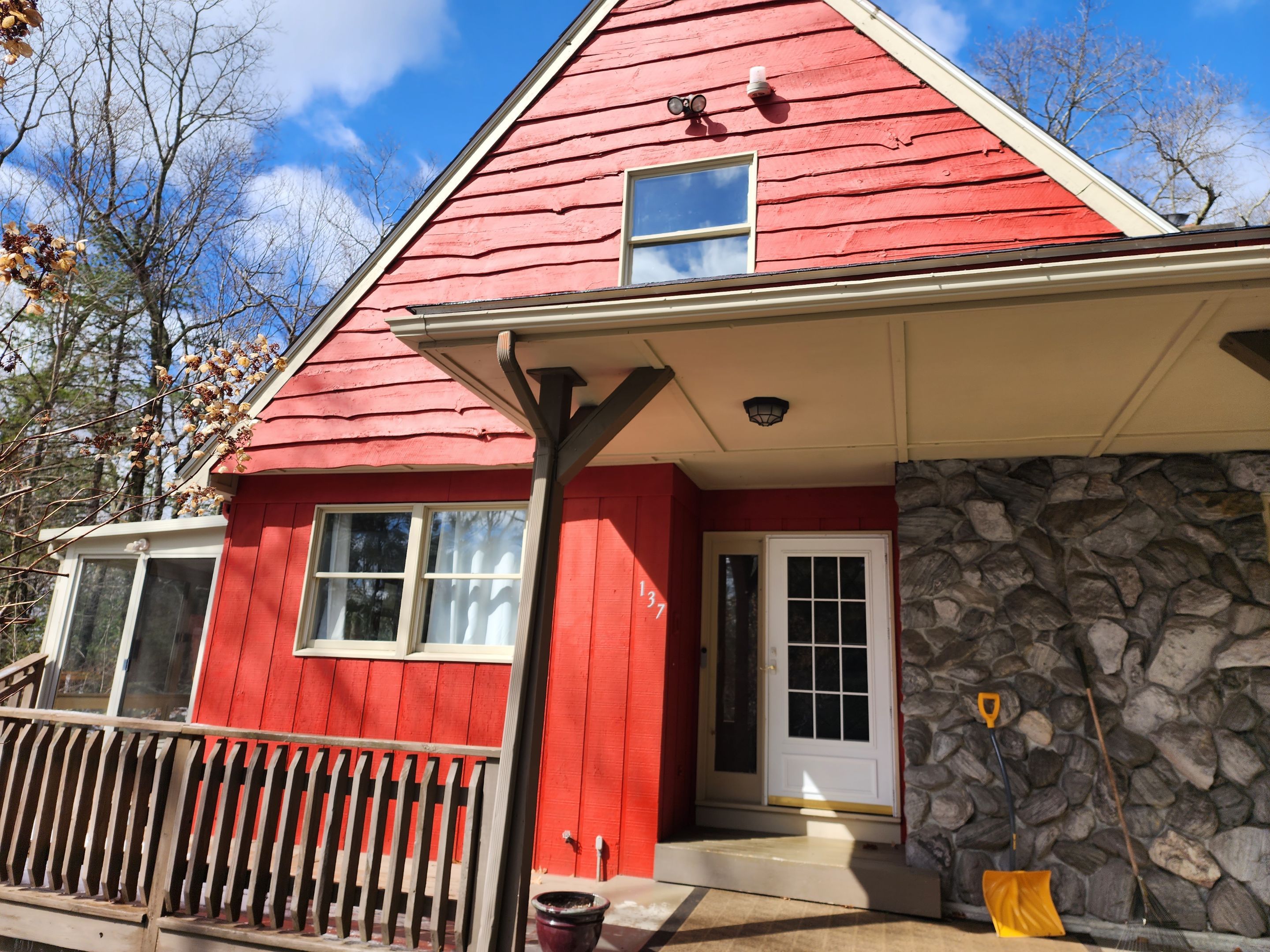 Vinyl siding with beige trim in Upton, MA by UBrothers Construction