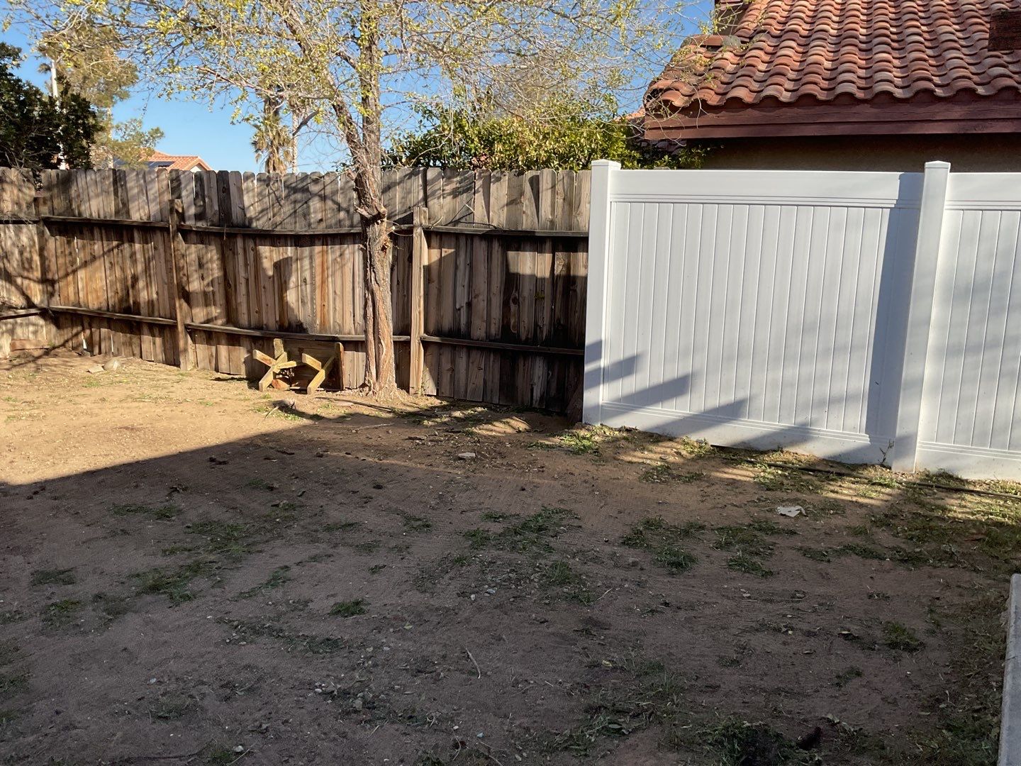 Fence installation using vinyl material by Fence Guys Inc. 