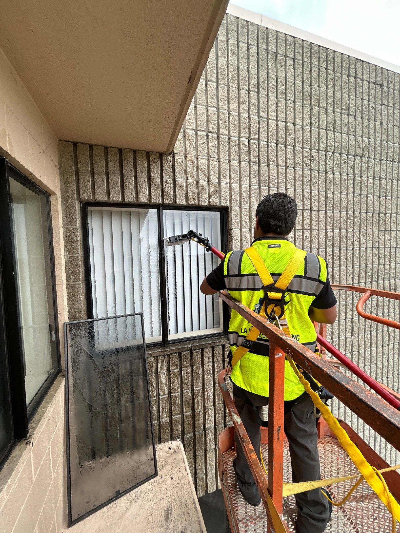 Commercial Exterior Windows cleaning by La Power Washing Inc