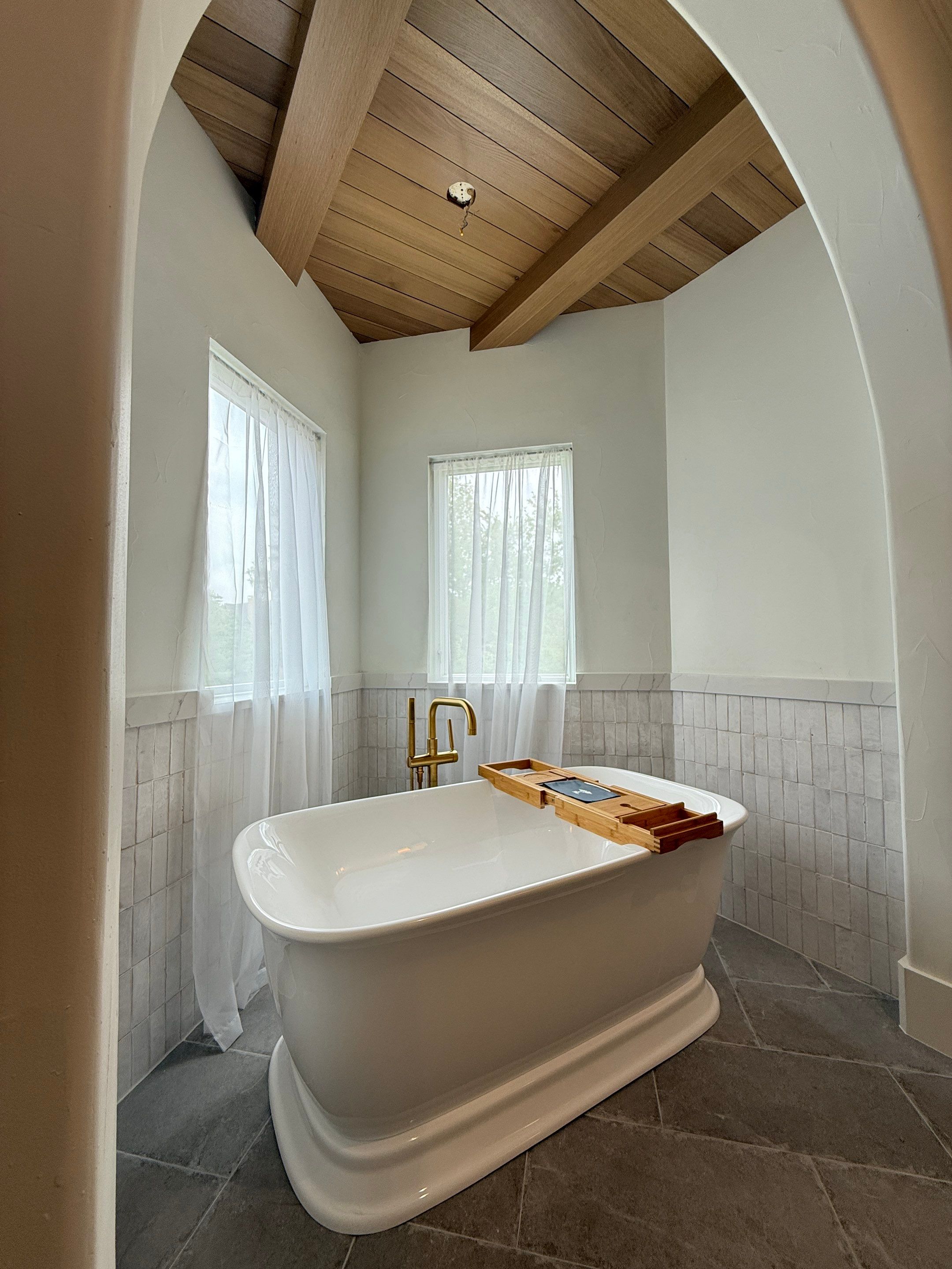 Luxury Remodel in Castle Hills by HOMES BY JAR
