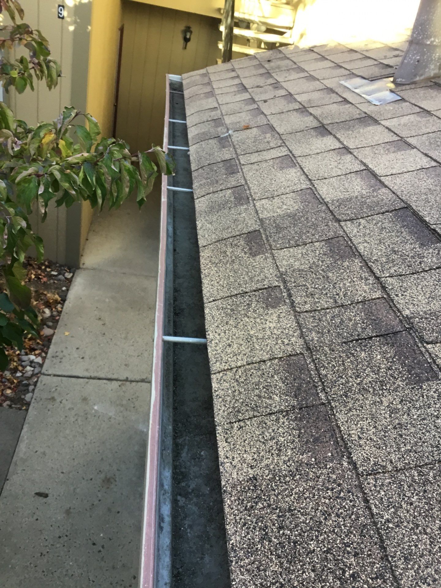 Commercial gutter cleaning Reno after photo with clean gutters
