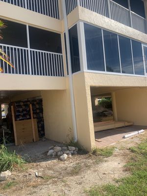 Commercial White Gutter Installation un Sanibel FL
