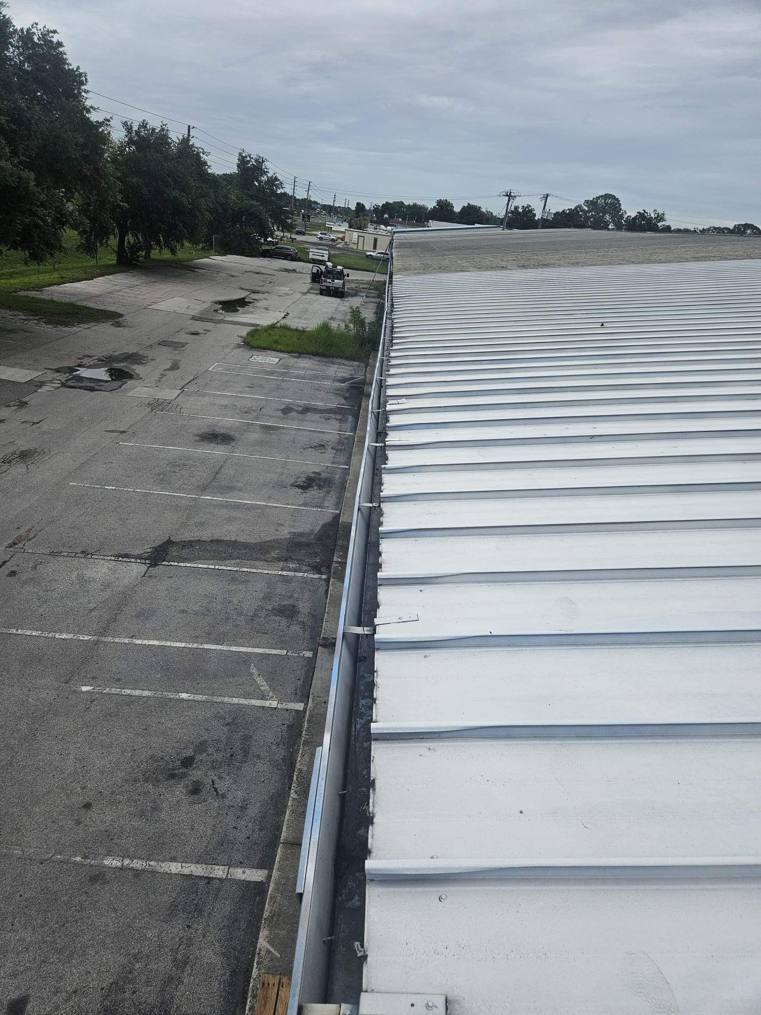 Clean Gutters and Seal Seams in Lakeland FL by Gutter Professors