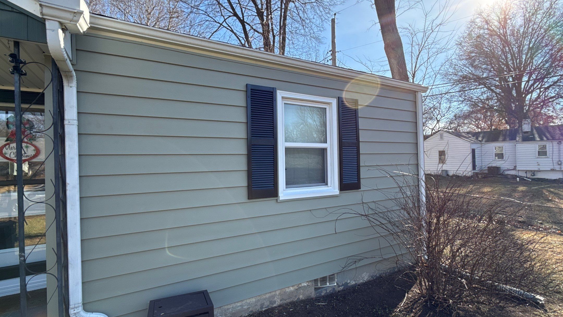 A whole new look for this Gladstone Home by EEC Windows, Siding & Roofing