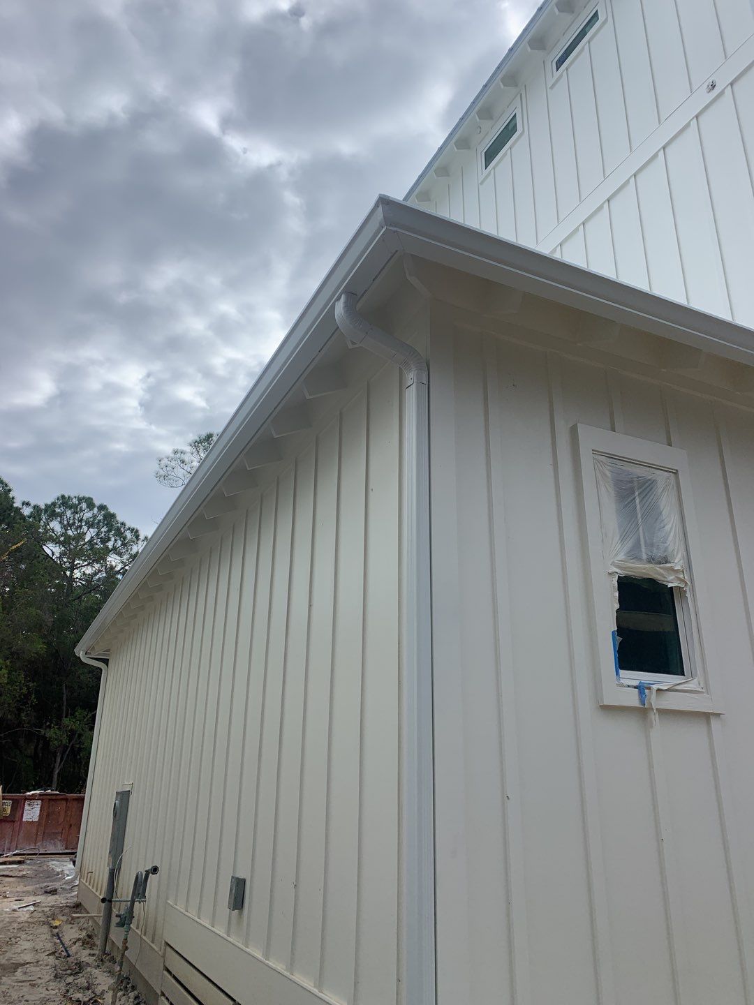 6-inch White Seamless Gutters in Santa Rosa Beach, FL by Gutter Professors