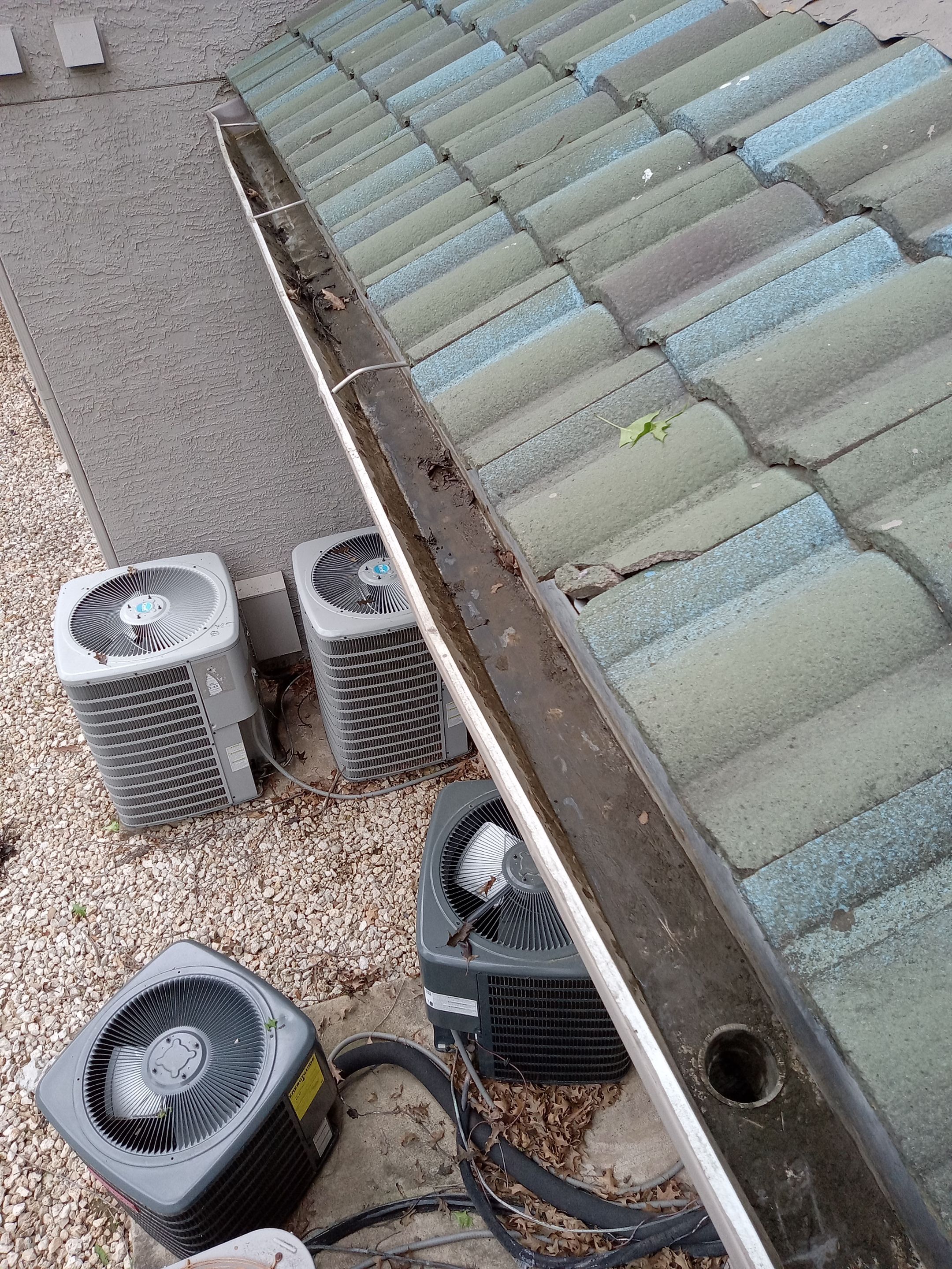 Commercial gutter cleaning Austin after photo with clean gutters