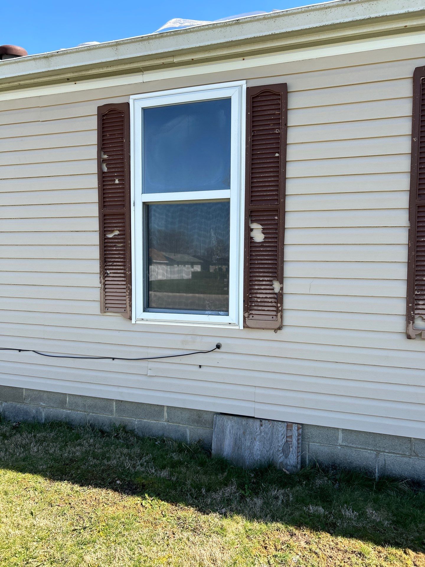 Roof and Siding Replacement using Norandex Cedar Knoll Graphite Siding and Owens Corning Durations in Onyx Black by WIW Enterprises Inc