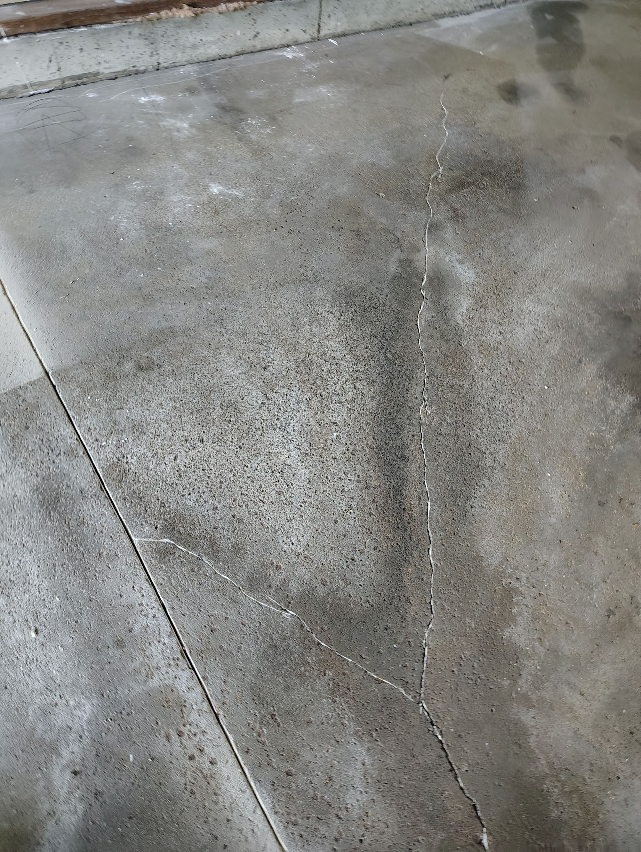 Sioux Falls Garage Concrete Repair and Epoxy Flake Floor Coating by Select Painting, Coatings & Garage Cabinets