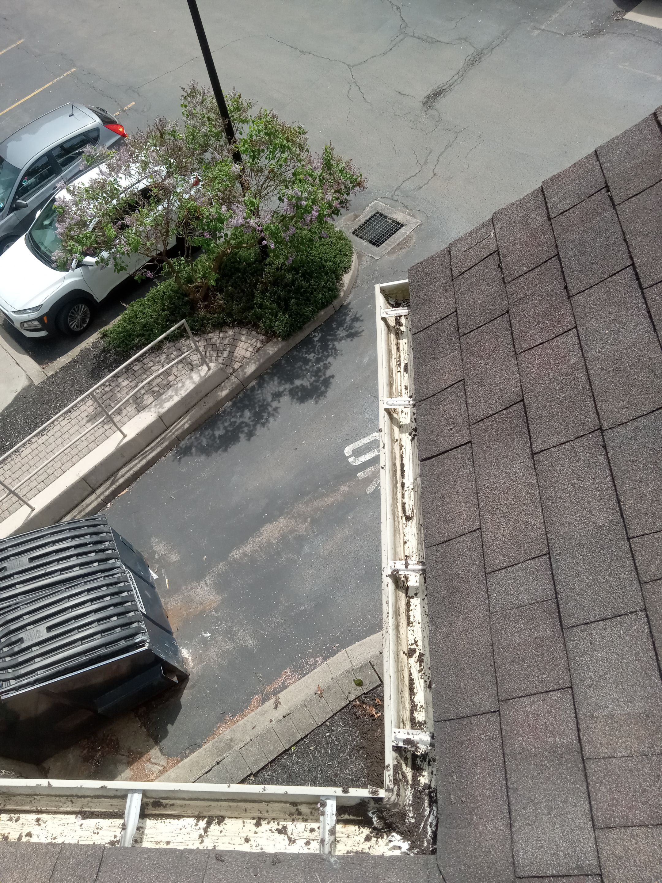 Commercial gutter cleaning Georgia after photo with clean gutters