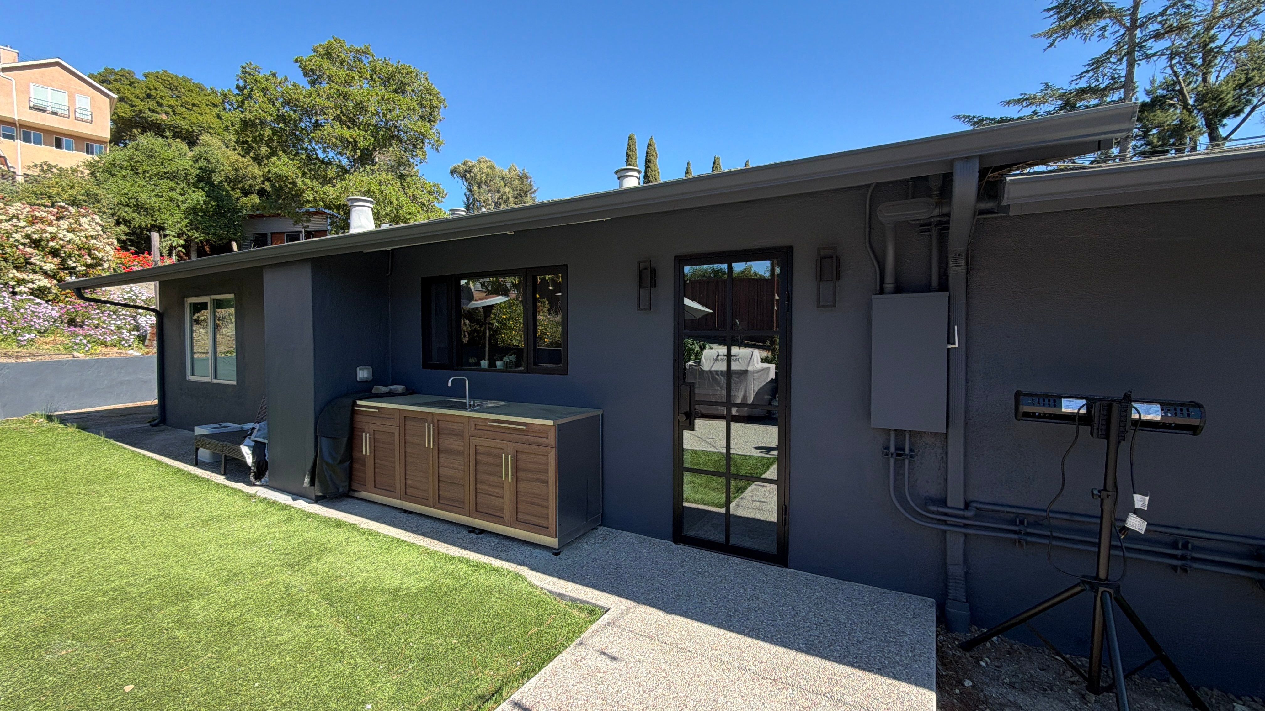 modern painting Exterior modern painting by Herrera’s Bay Area Painting inc.