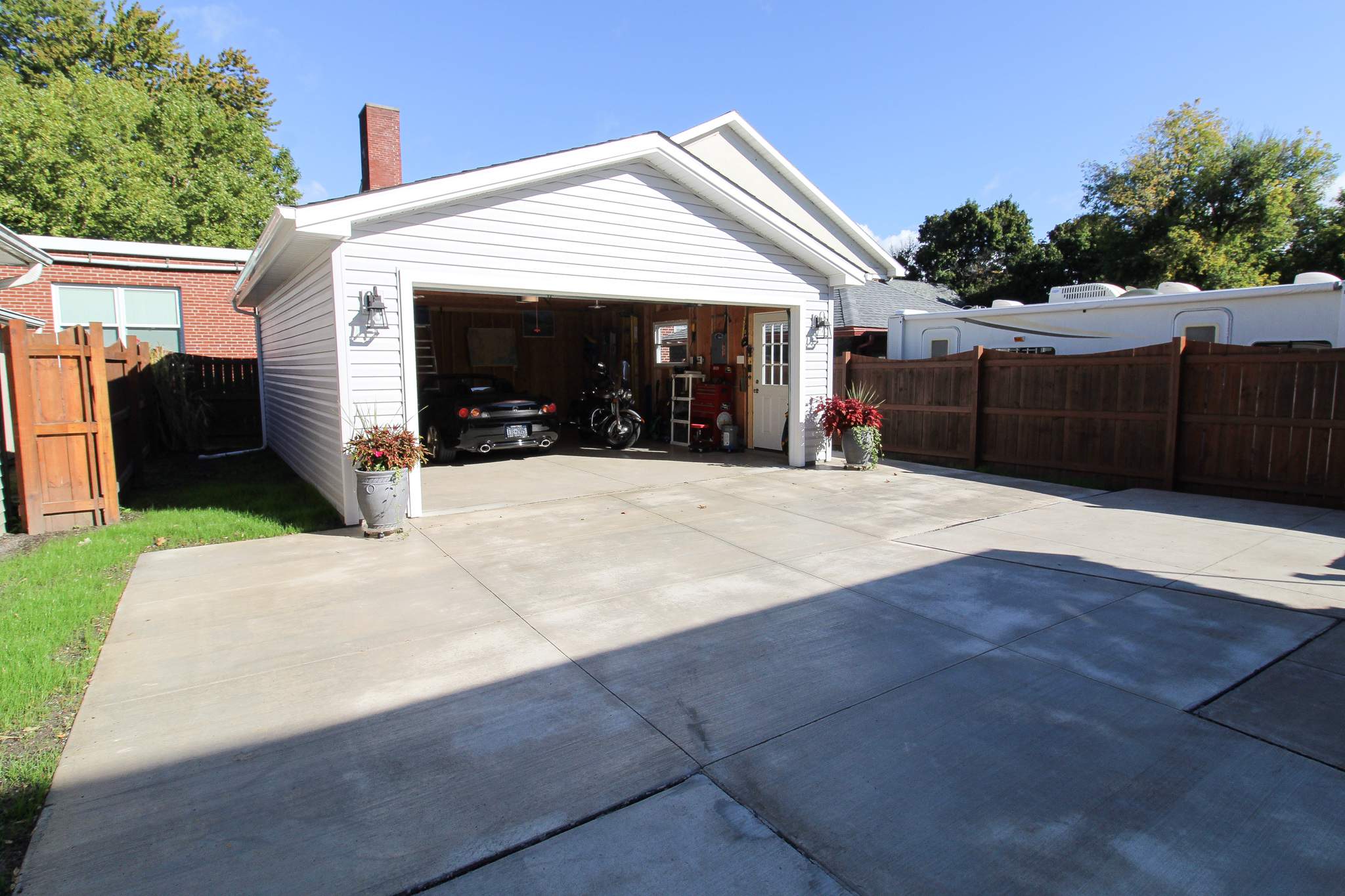 Garage by Ivy Lea Construction