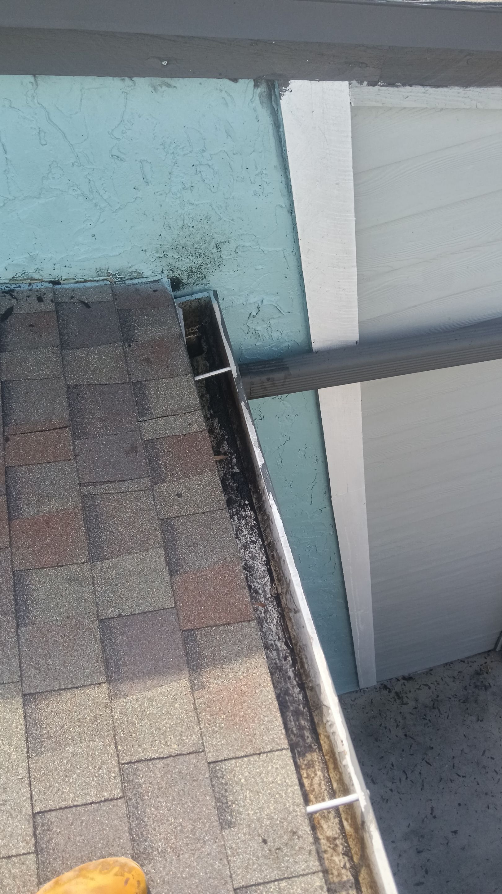 Commercial gutter cleaning Lakeland, after photo with clean gutters