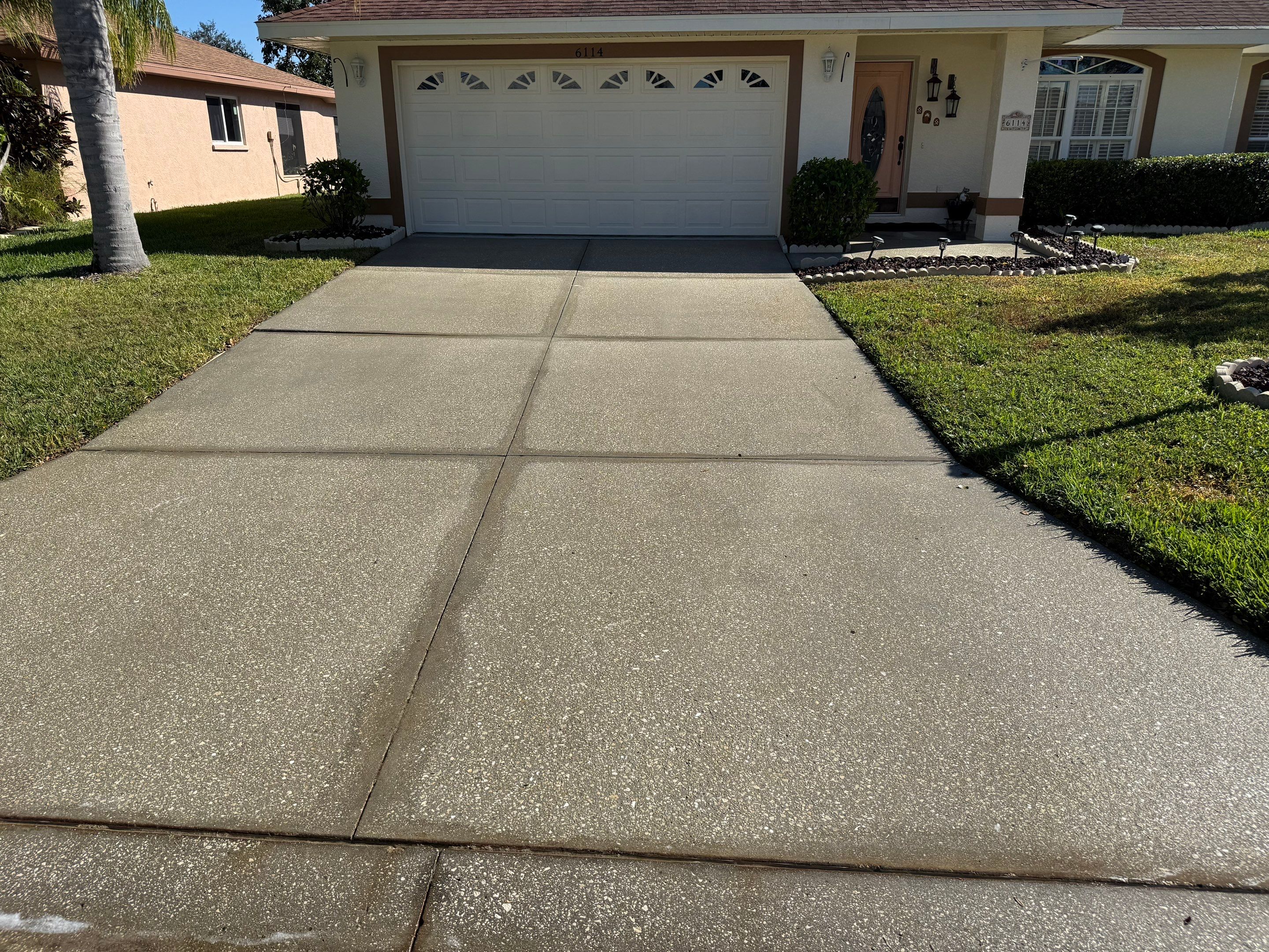Concrete Driveway, Decorative Flowerbed Curbing & Front House Wash in Heather Glen, Palmetto, FL | Sunshine AquaWash by Sunshine AquaWash