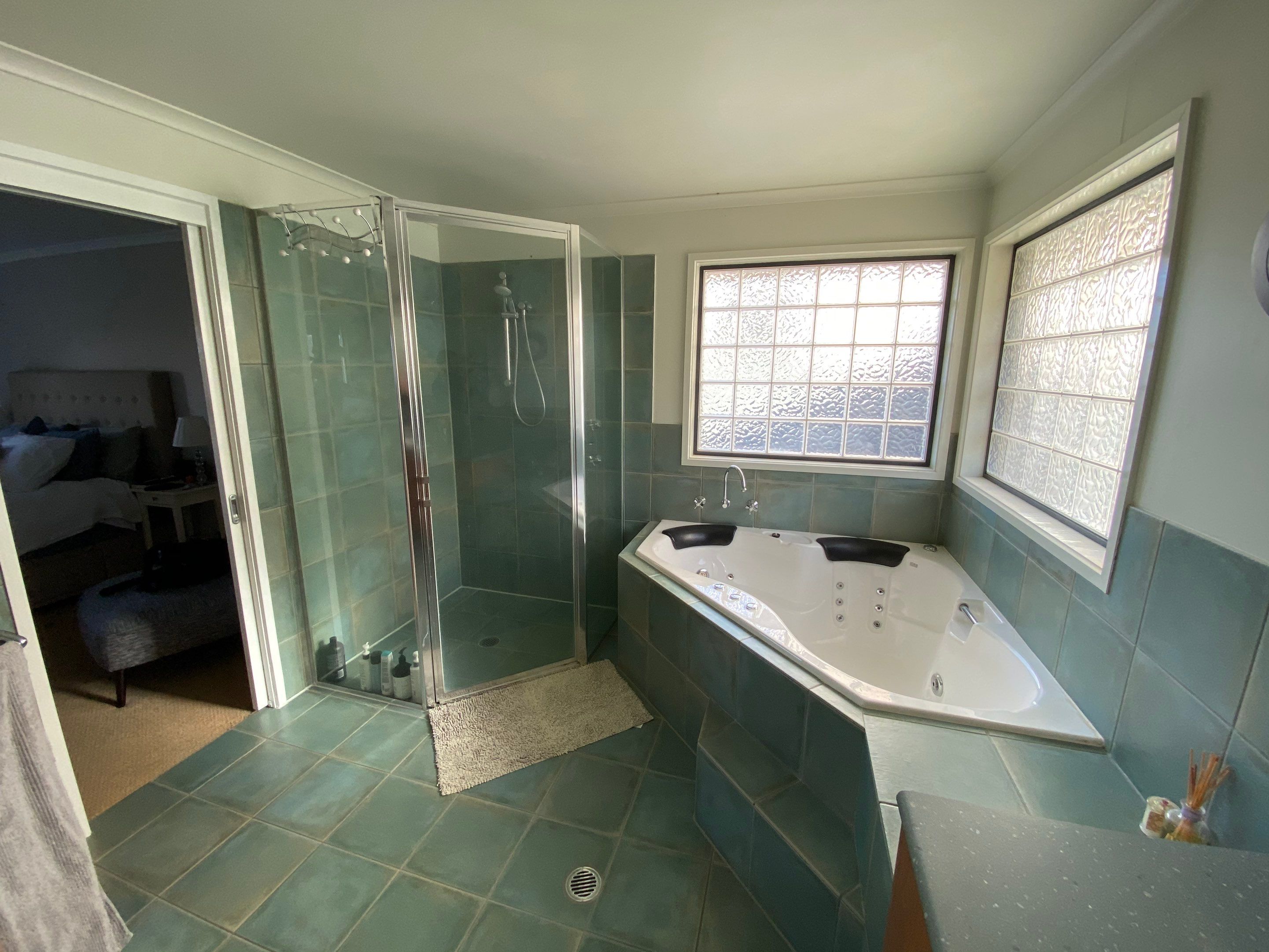 Large Ensuite Renovation by Re-seal Bathrooms