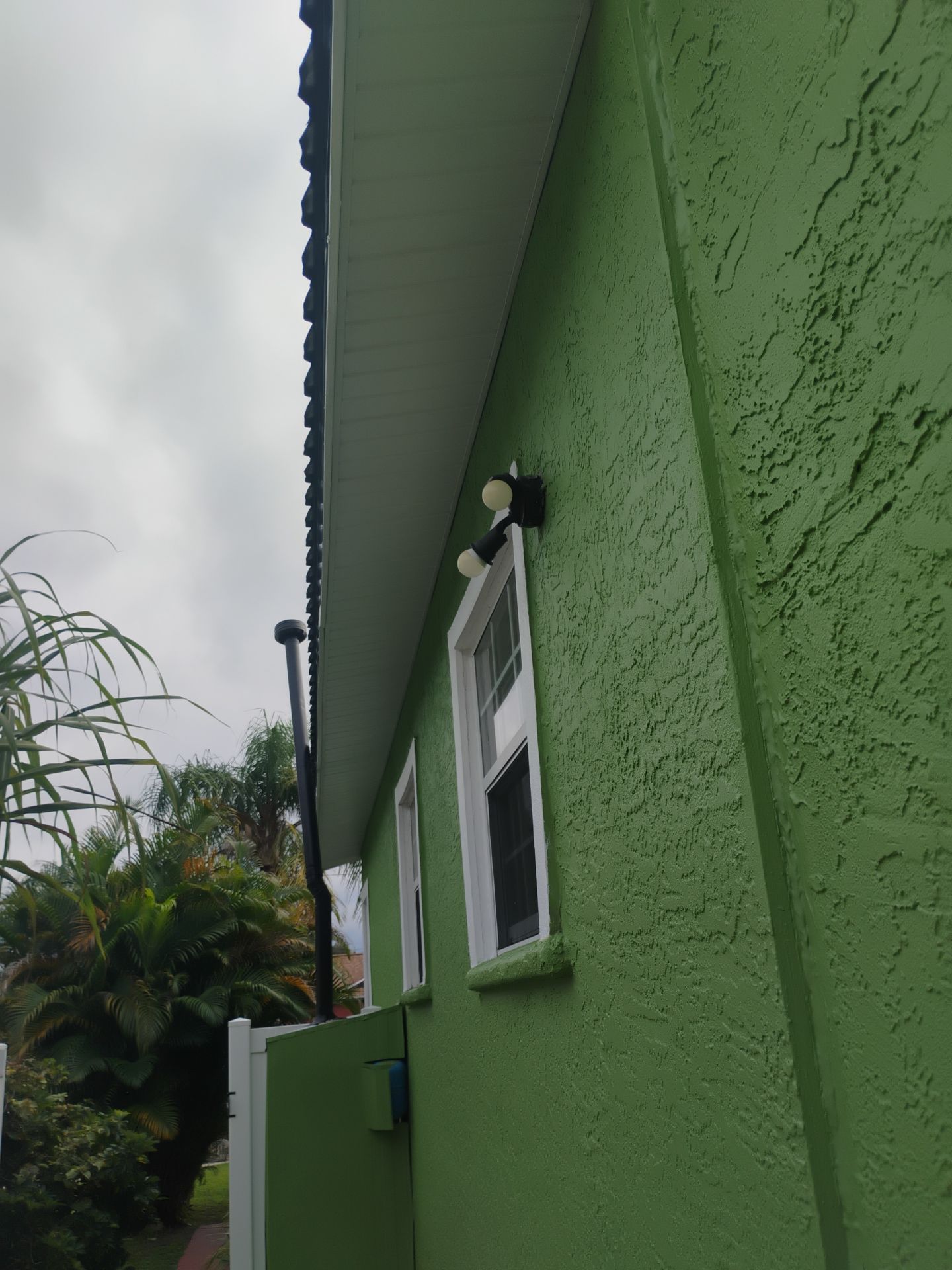 White Aluminum Soffit and Fascia in St.Petersburg FL by Gutter Professors