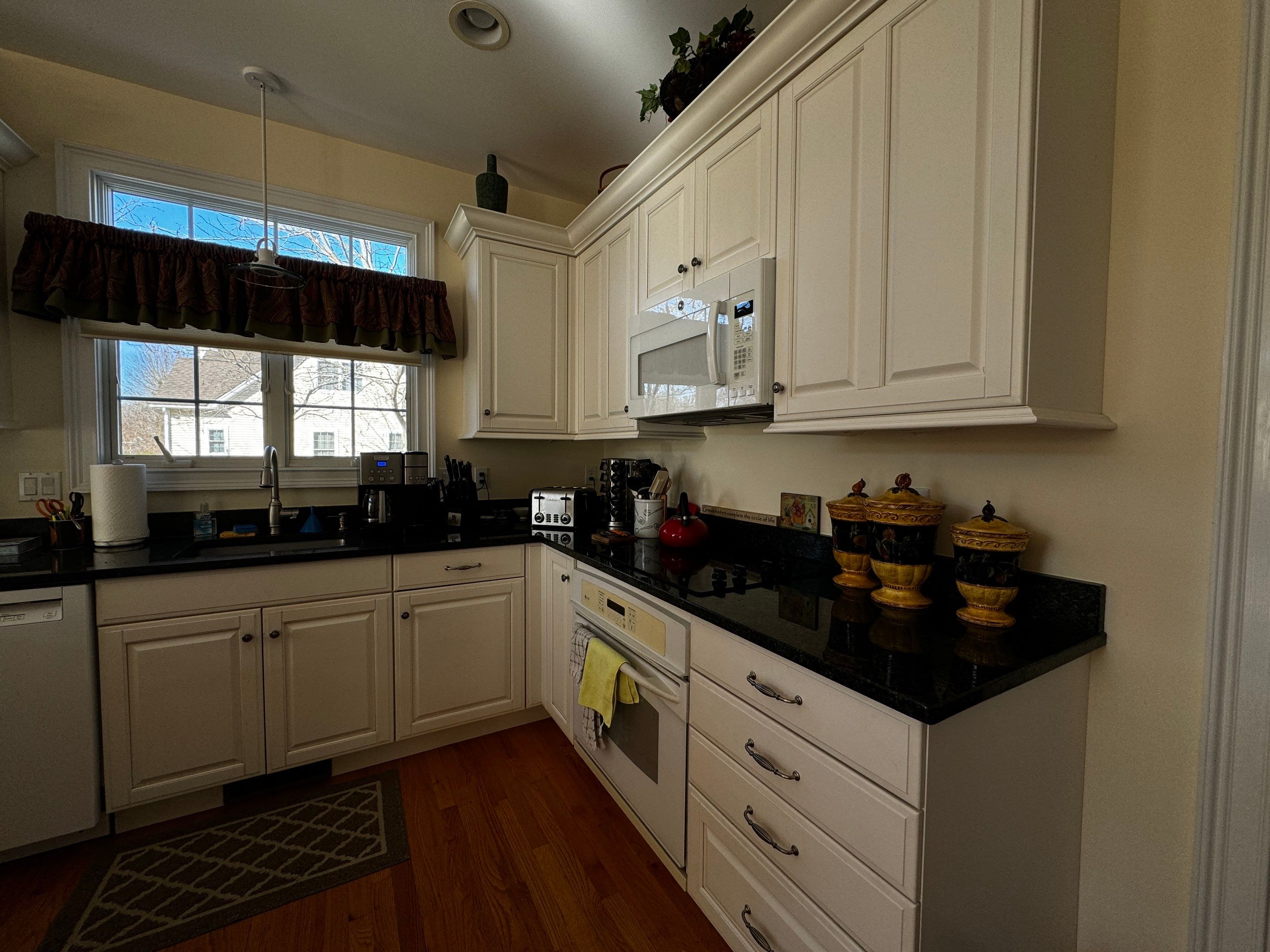 Kitchen Cabinet Painting by Trendy Walls Inc.