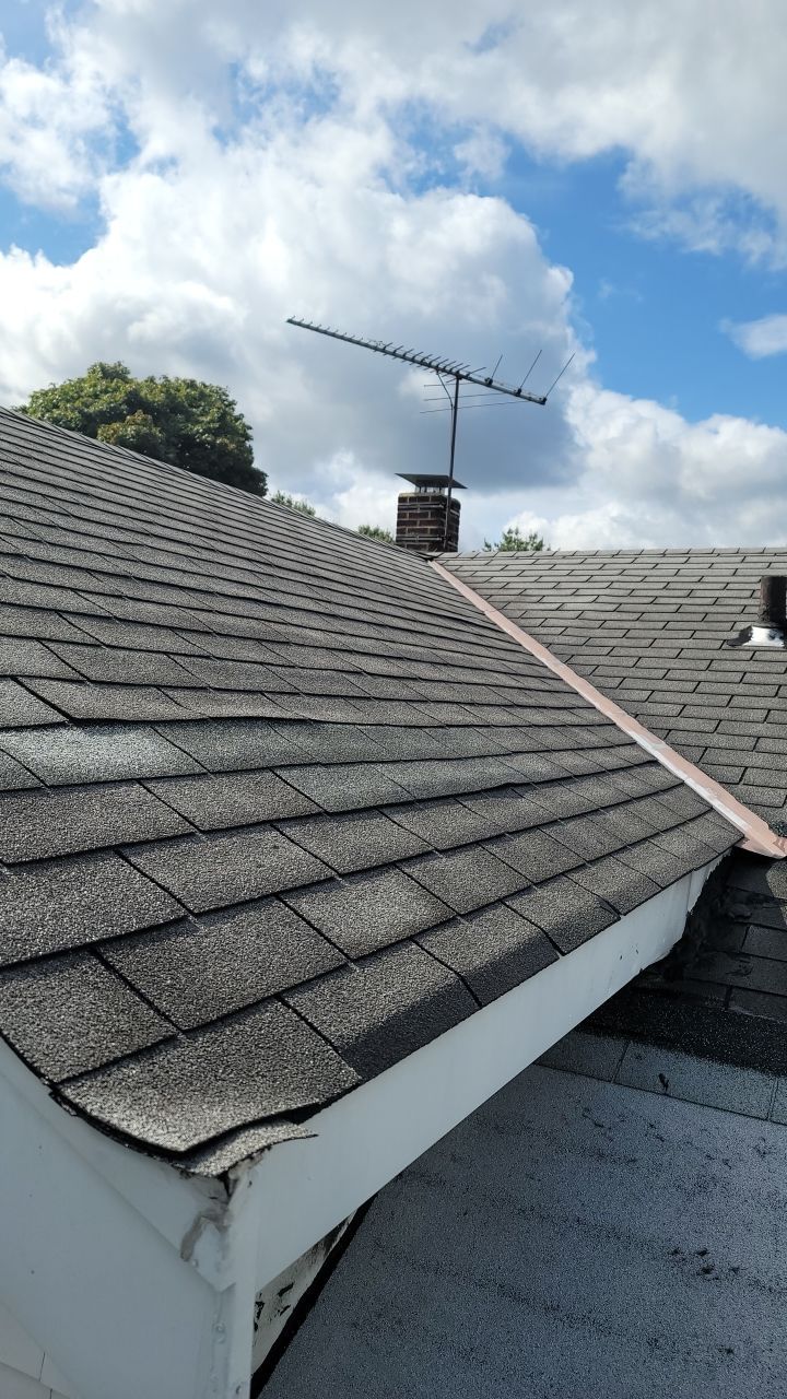 ATLAS PINNACLE COLOR: HEARTHSTONE DRIP EDGE: WHITE by Eagle Eye Roofing