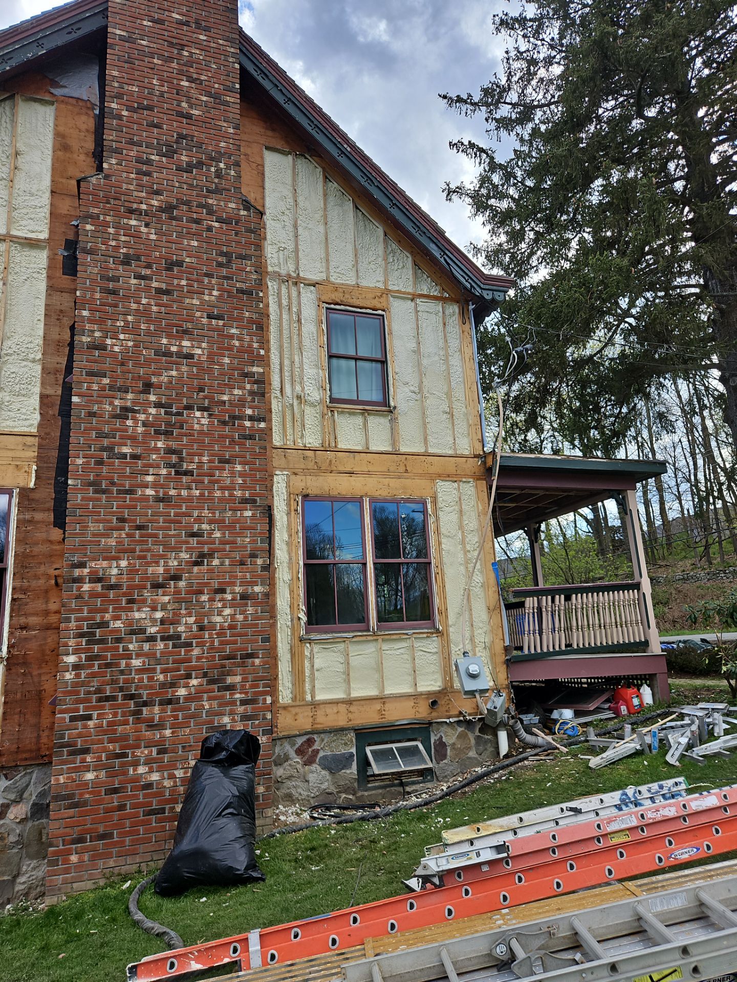 Siding Installation using Closed Cell Spray Foam by NYS Foam & Energy