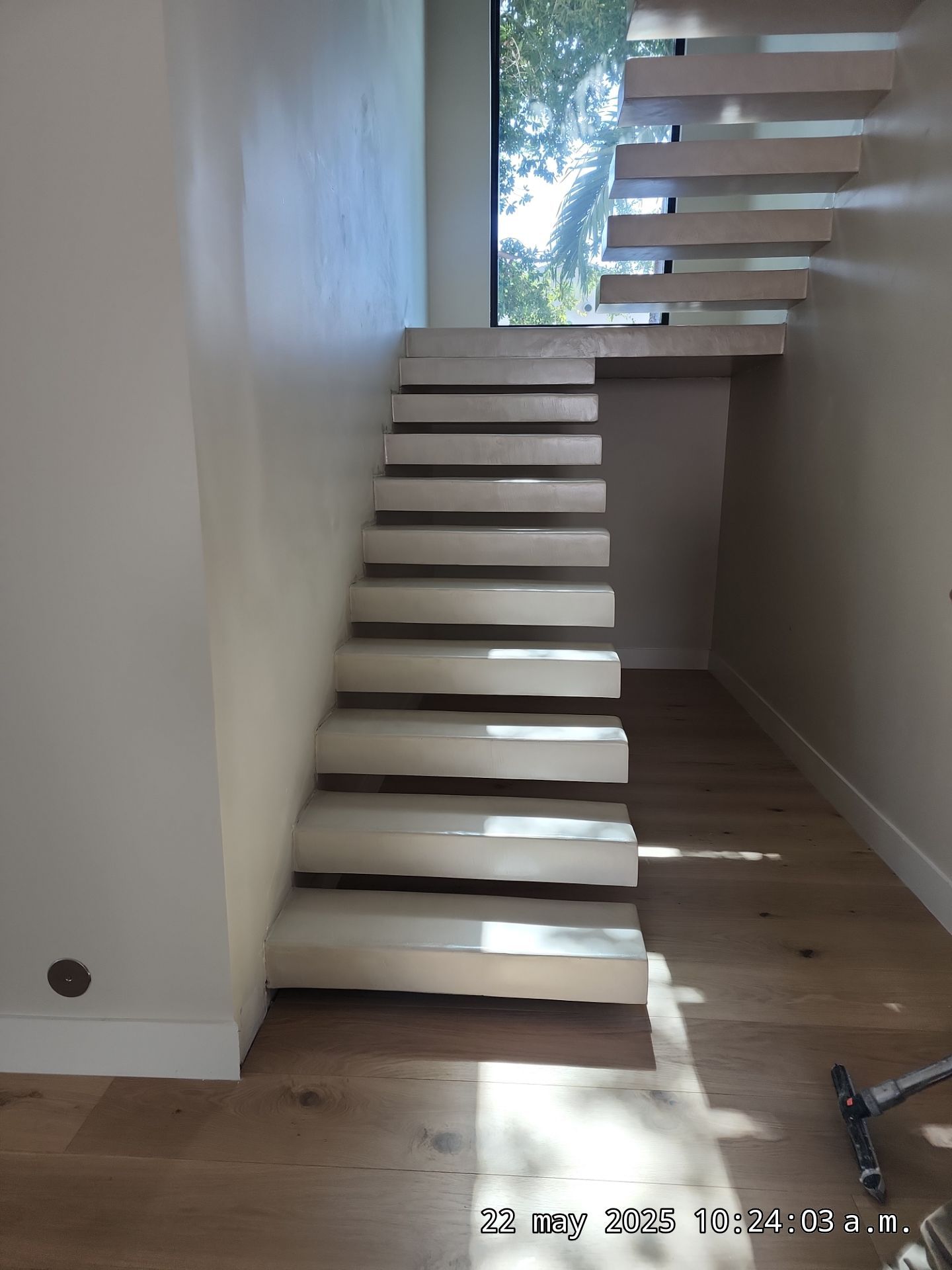 Microtopping over Steps by Seamless Surfaces