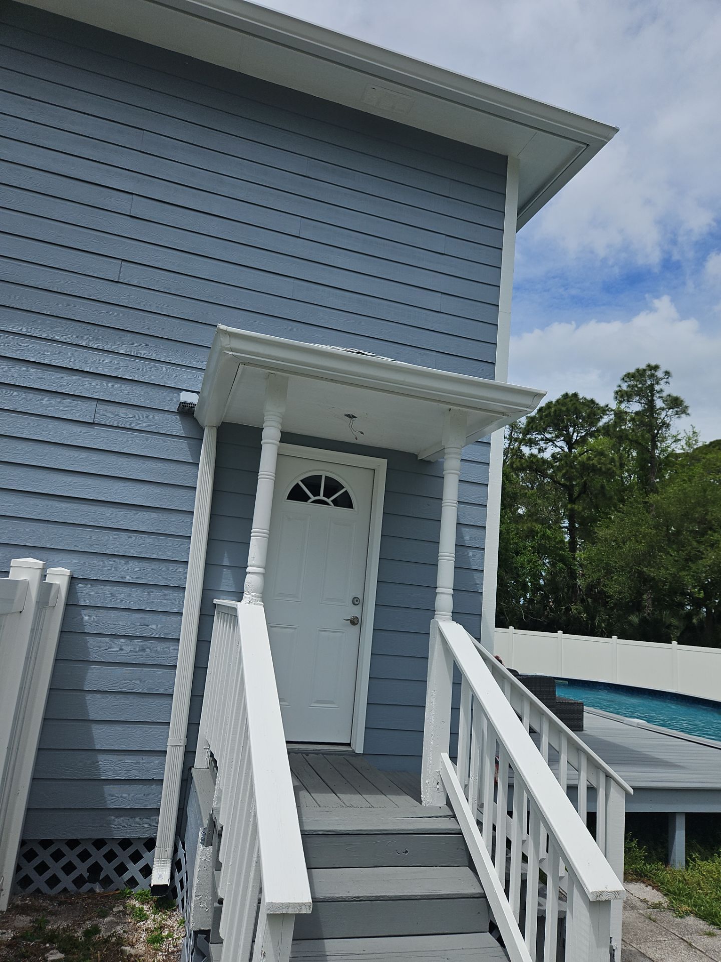 6 Inch Seamless Gutters using White Seamless Gutters in Largo FL by Gutter Professors
