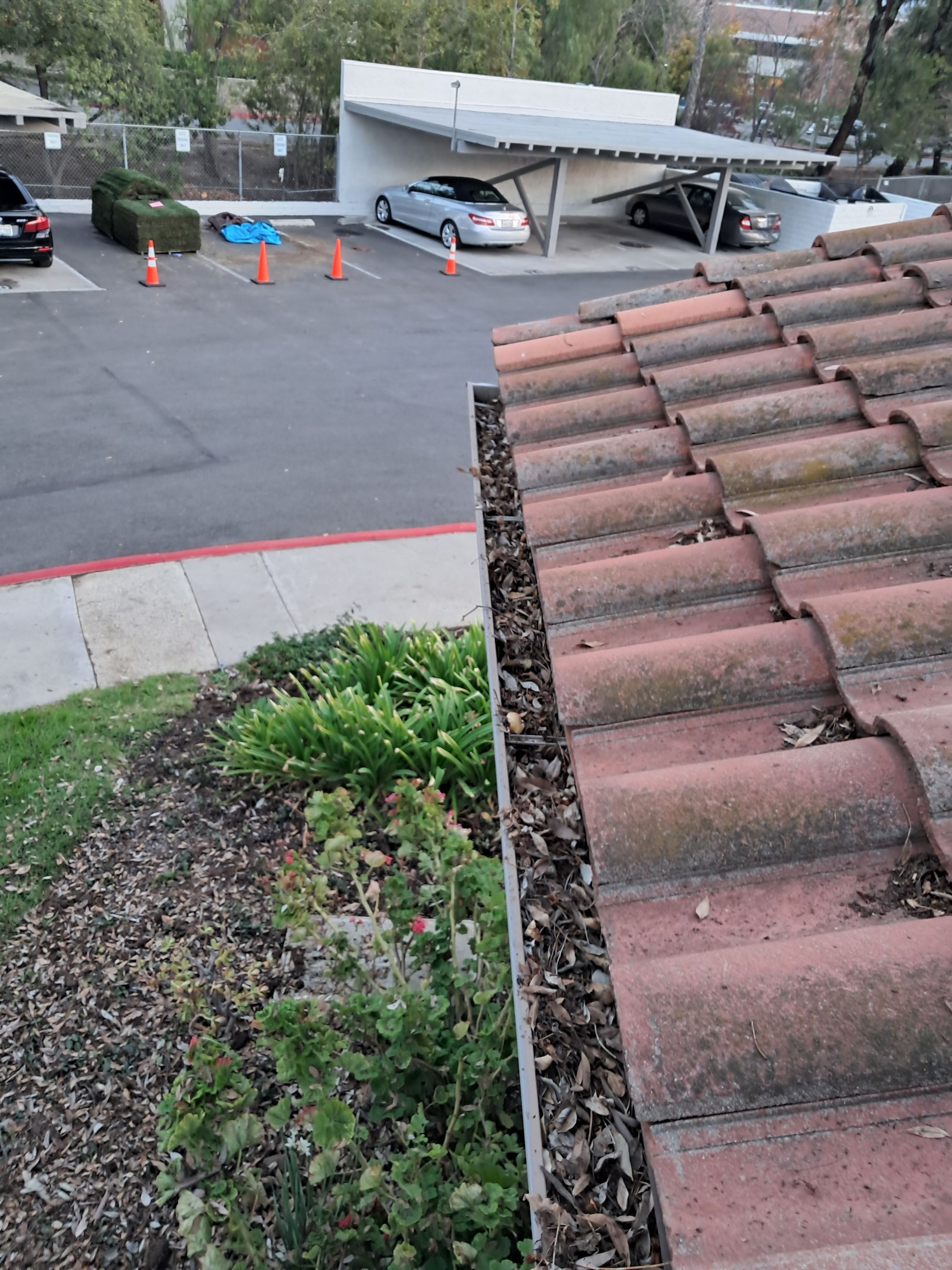 HOA gutter cleaning in Thousand Oaks & Simi Valley, CA,before  photo showing full gutters.